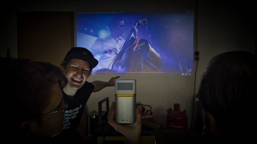 YouTube Videos  mit dem BenQ GV1 auf einer Leinwand projizieren 