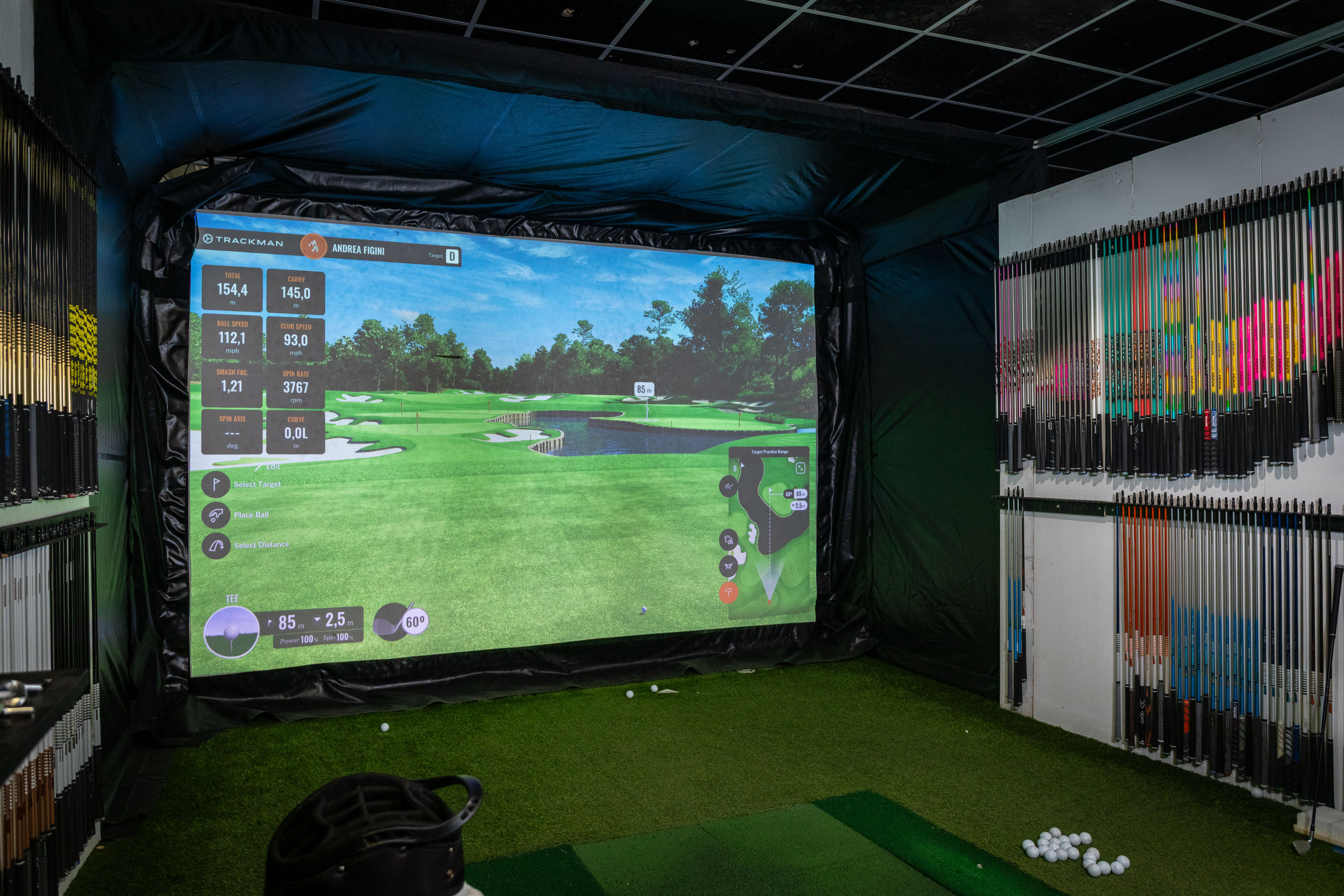 Golfus díky golfovým simulátorům BenQ přibližuje indoorový golf realitě