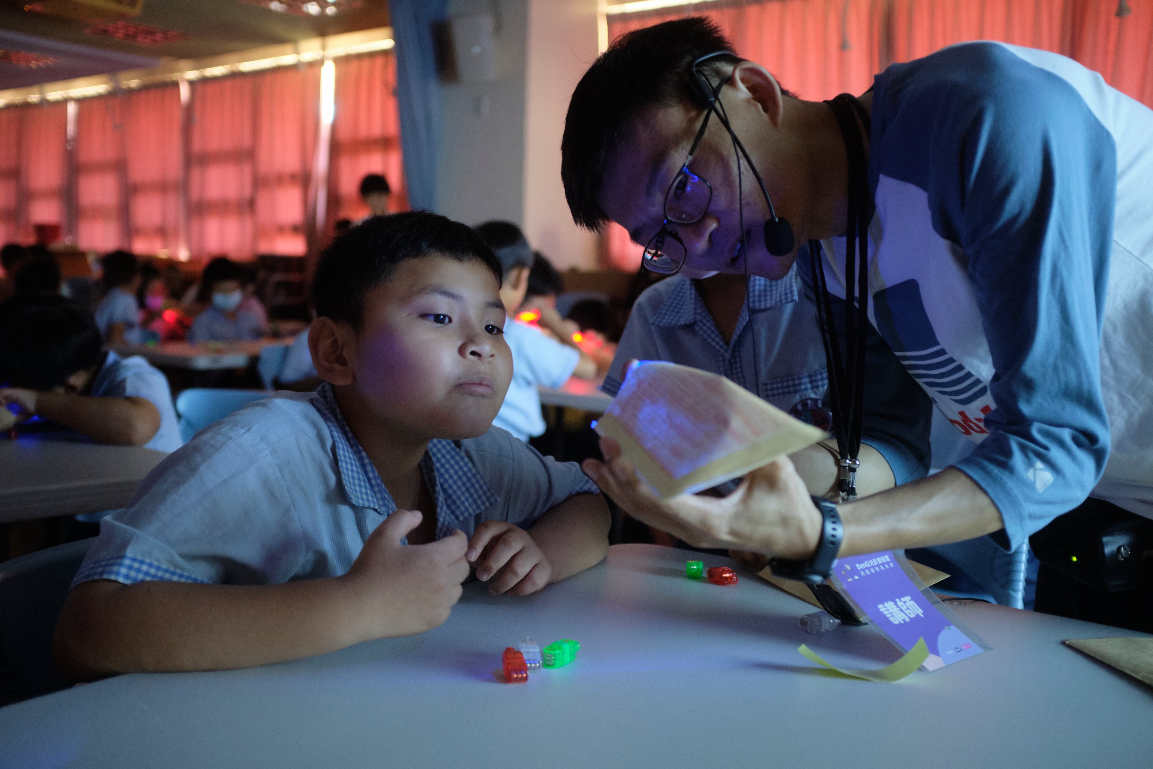 （圖說：一場可以動手做的『光影實驗課』，讓孩子們更了解『光』的特性與『照明』的重要。）