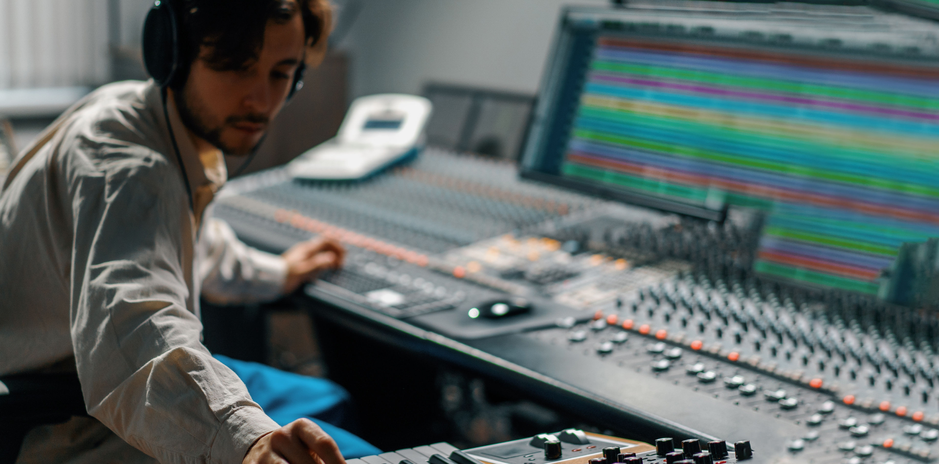  BenQ CinematicSound brings stories to life through immersive audio.