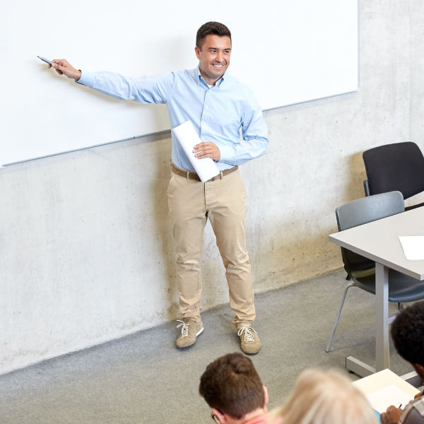 BenQ Projektoren für den Schulunterricht bieten lang anhaltende Farben und effiziente Präsentationsmöglichkeiten für Lehrer und Studenten