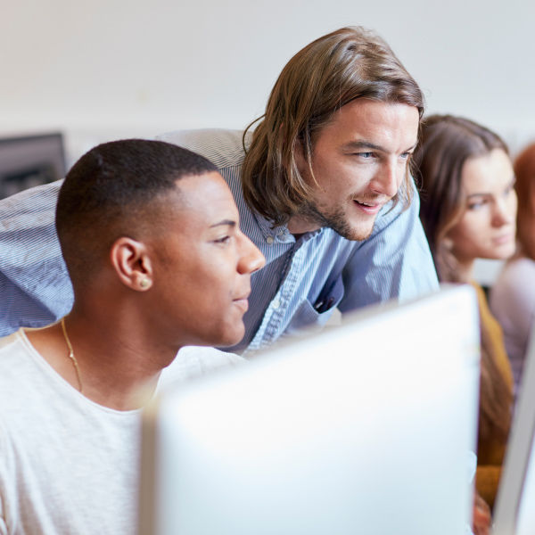 BenQ Smart Projectors ermöglichen Lehrern den Zugriff auf Dateien und das Öffnen von Apps direkt über das integrierte System, ohne dass sie Laptops mit sich führen müssen - im Zeitalter des hybriden Lernens