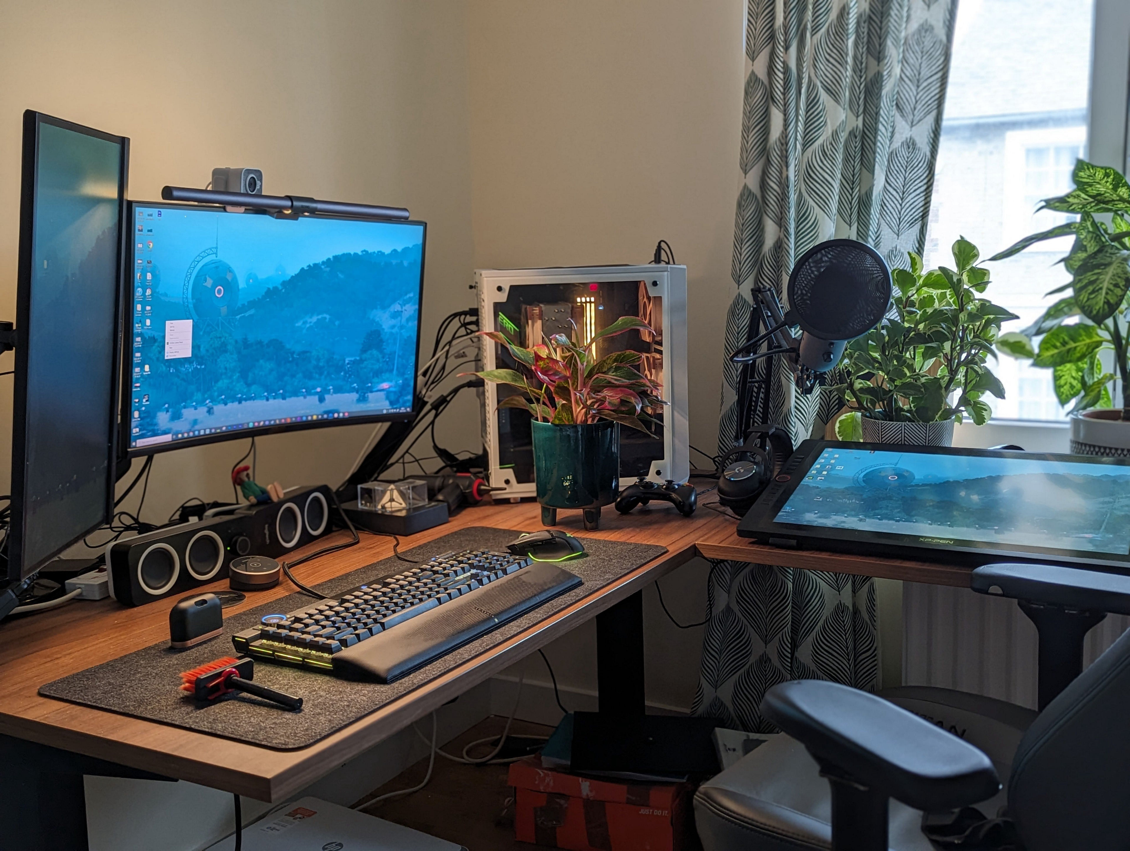 Arran Baker, one of the animators of Spider-Man: Across the Spider-Verse, arranged his home office with BenQ's ScreenBar Halo monitor light.