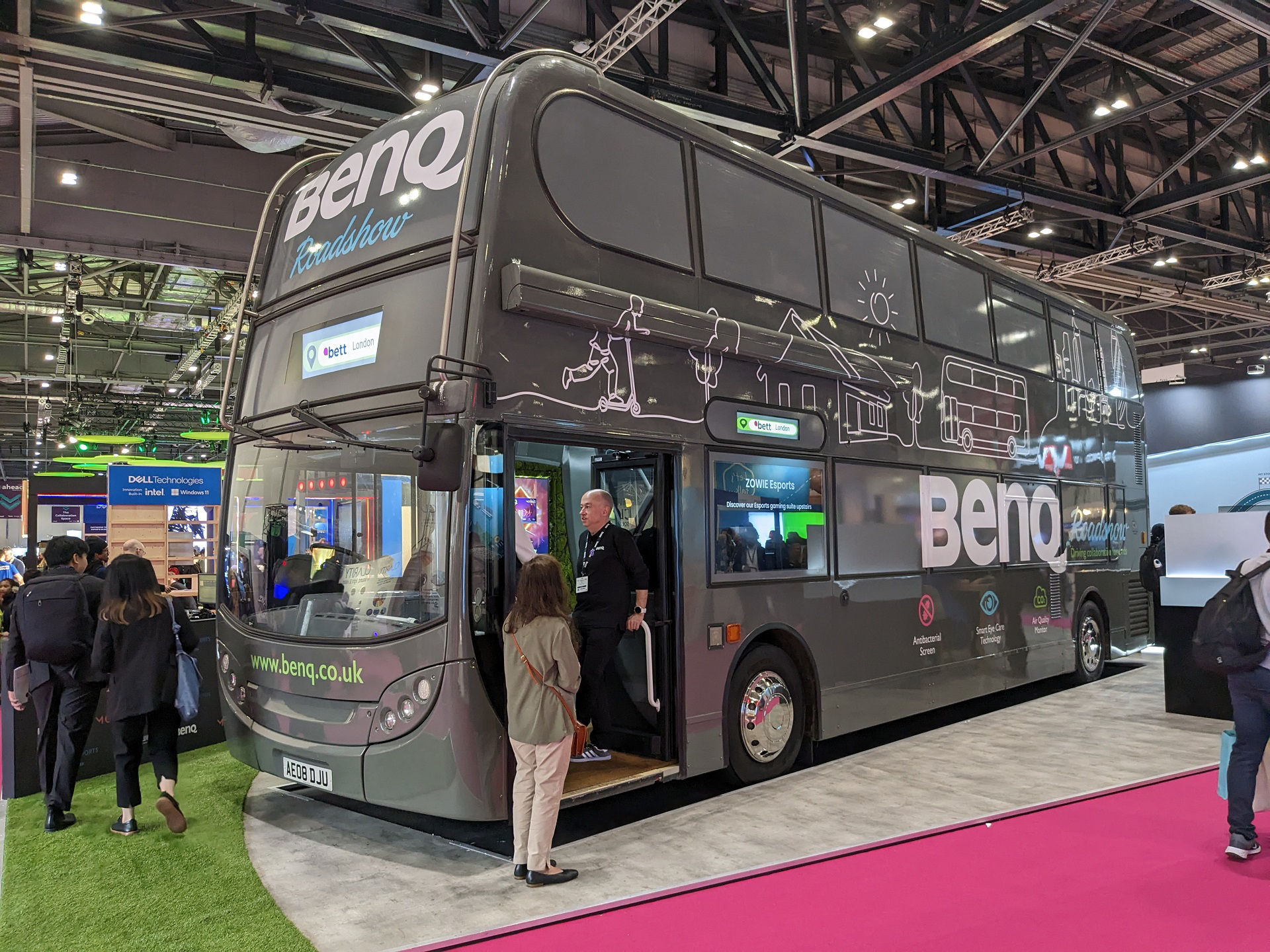 英國首創 BenQ 教育巴士開進 BETT Show，實踐行動展會。