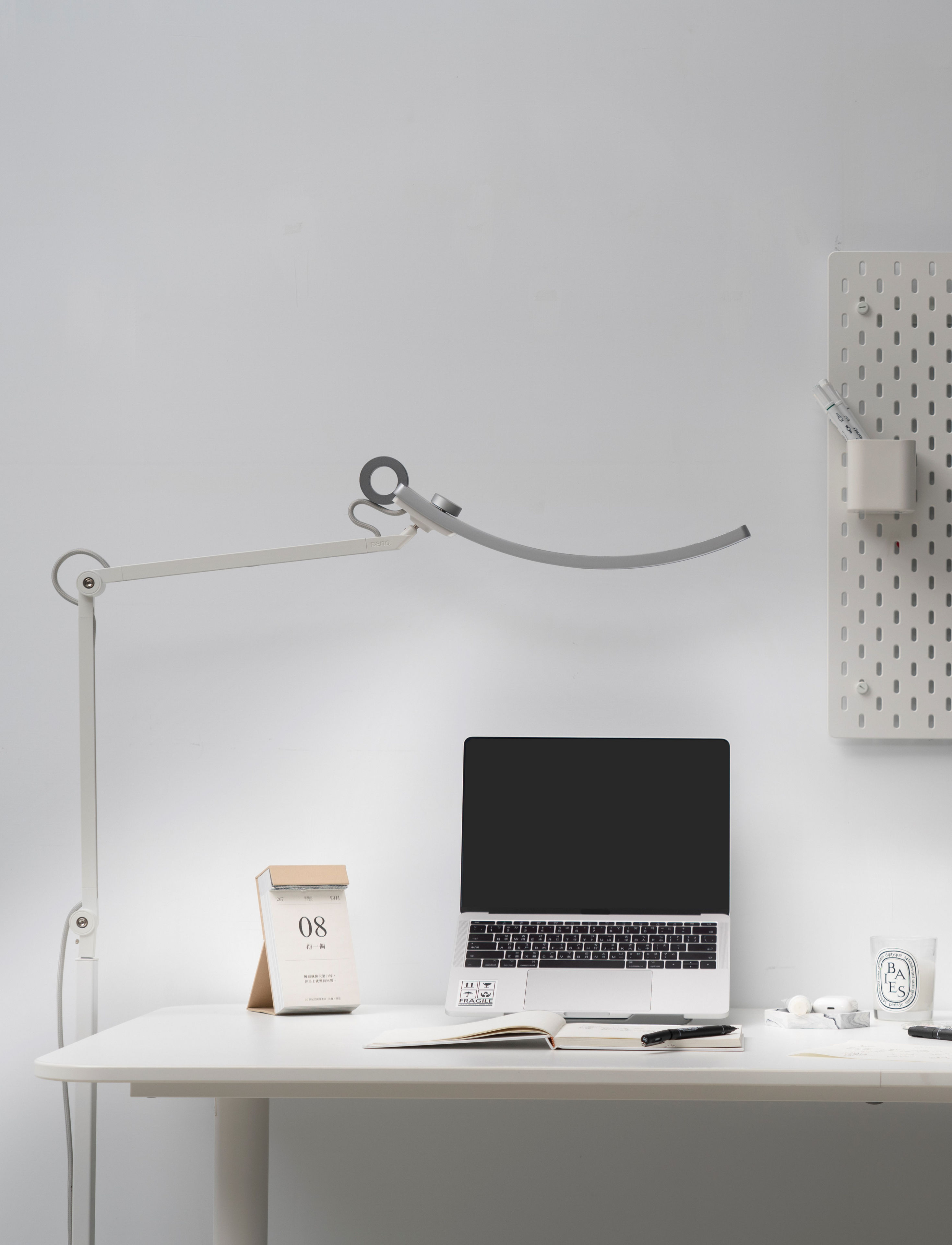 Weighted Multi-Position Lamps : minimalist desk lamp design