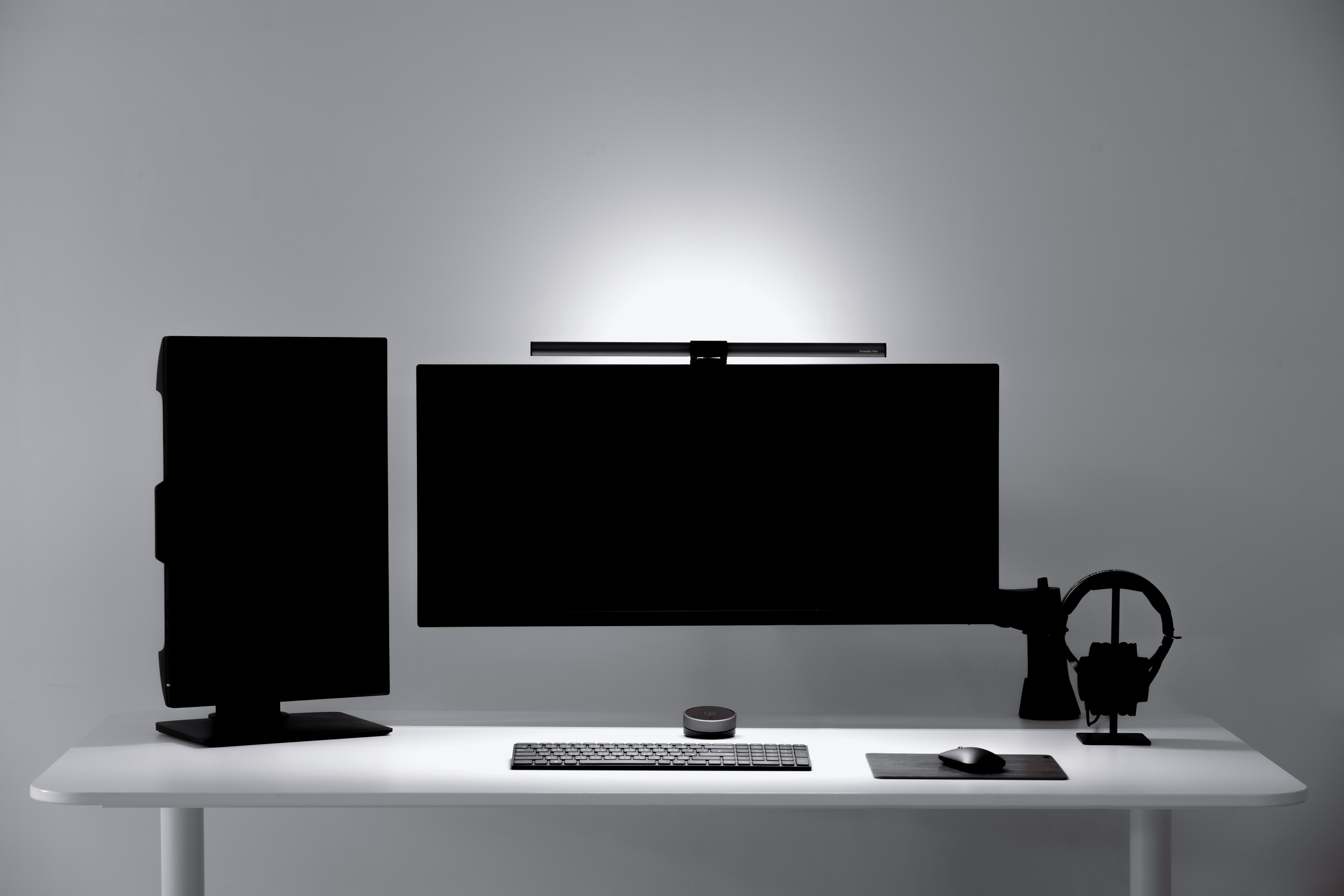 The Great Battle of Light Sources: Monitor Light Bar vs. Desk Lamp