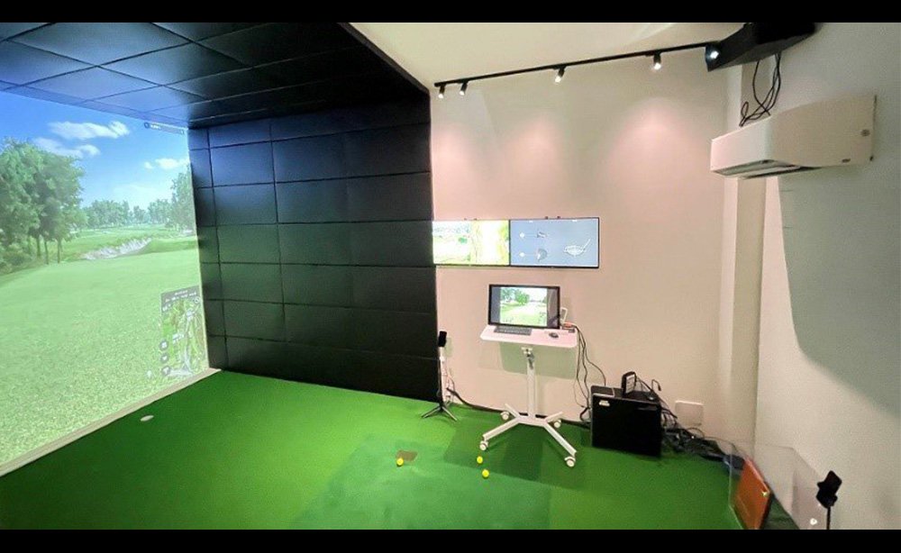 Japanese company installed a golf simulator as employee benefits program