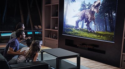 Een familie die een film bekijkt met een BenQ 4K projector