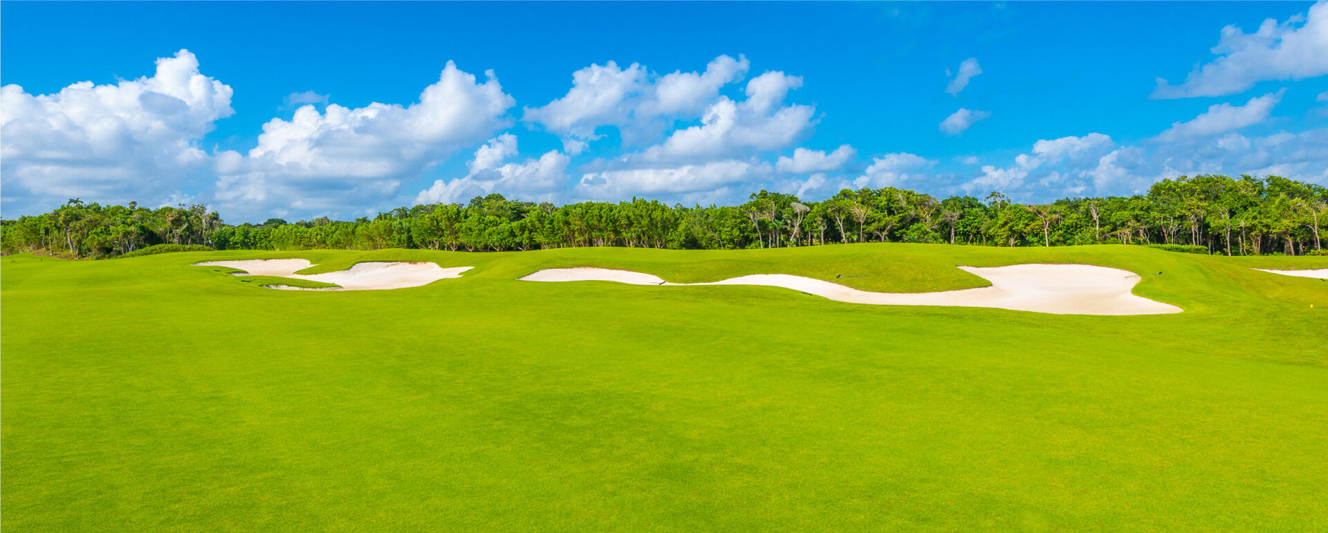 BenQ Installation Projectors with Exclusive Golf Mode for Vivid Greens and Blues