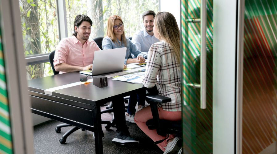 Moderner Arbeitsplatz für Millennials mit dem drahtlosen Präsentationssystem BenQ InstaShow.