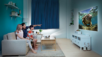 Factor de proyección bajo en salas de estar para experiencias de visualización inmersivas