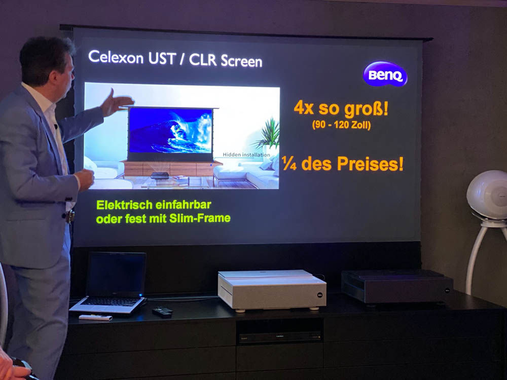 Cine4Home Experte Ekki Schmitt vor Celexon UST Leinwand