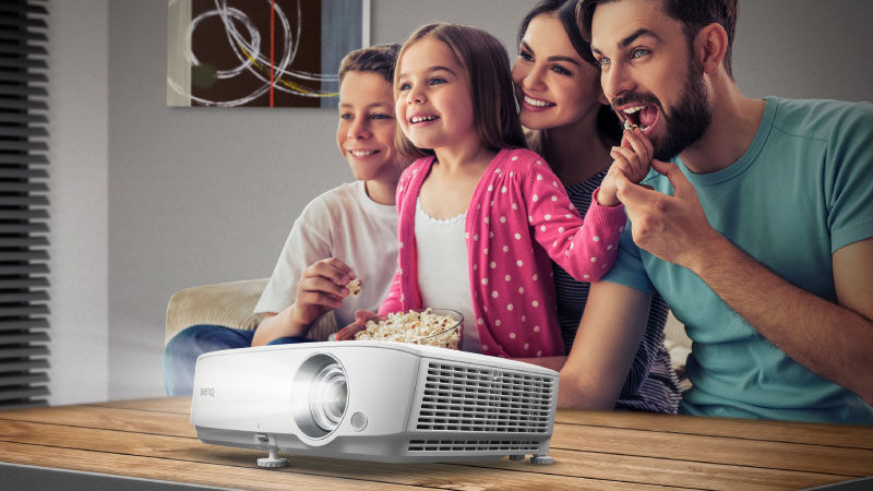 Familia disfrutando cine en casa con proyector BenQ
