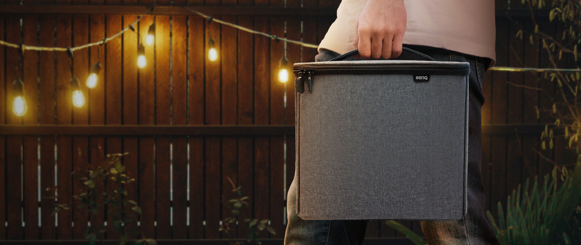 BenQ Svůj projektor GP100 nebo GP520 můžete chránit stylově v tomto pevném a elegantním kufříku s odolným vnějším povrchem, měkkým plyšovým vnitřkem a flexibilními přepážkami – je to ideální pomůcka pro přenášení uvnitř i venku