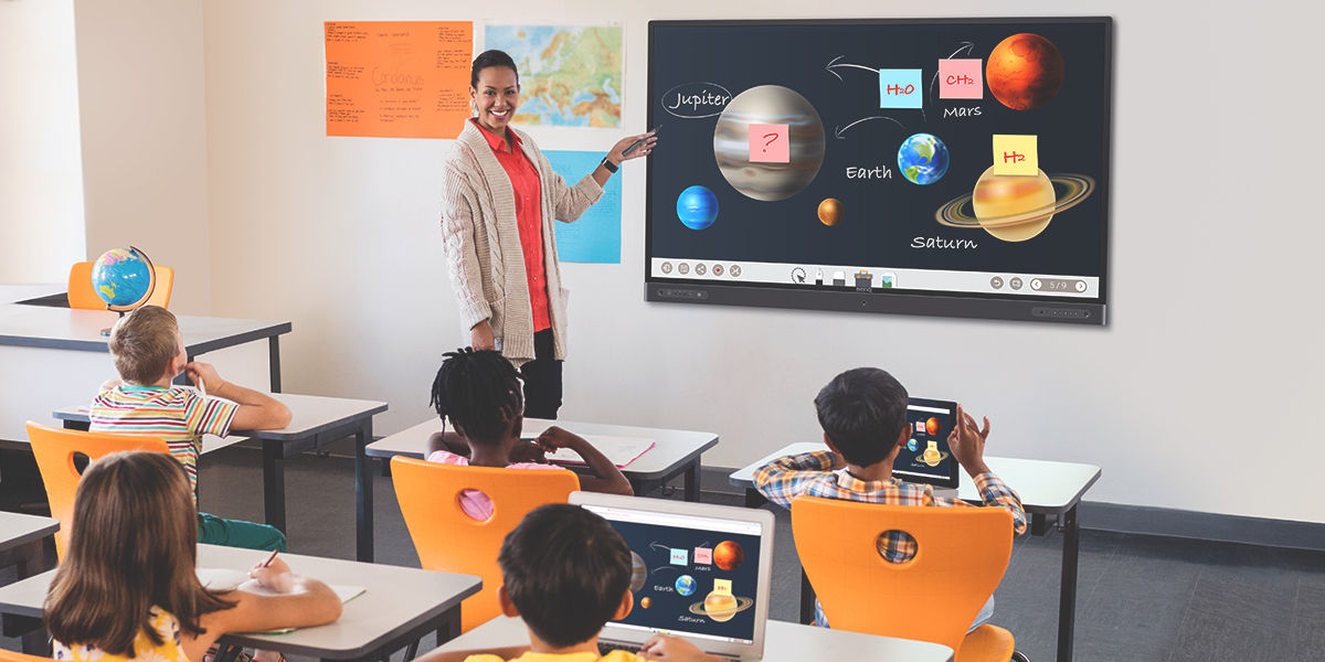 Read/Write students using EZWrite Cloud whiteboard to collaborate on BenQ Board