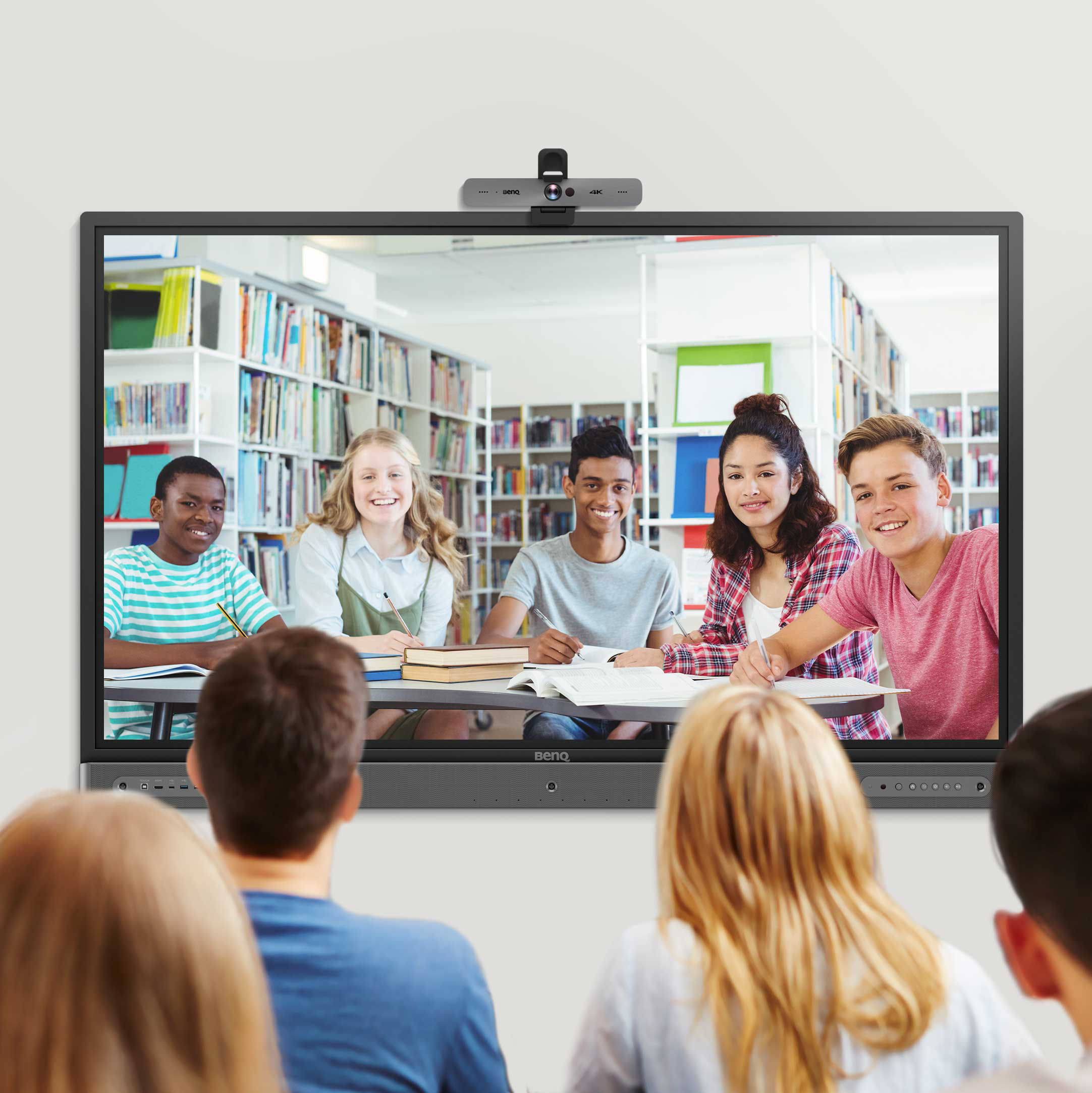 Studenten schenken dem BenQ Board mit der Kamera auf der Oberseite ihre Aufmerksamkeit