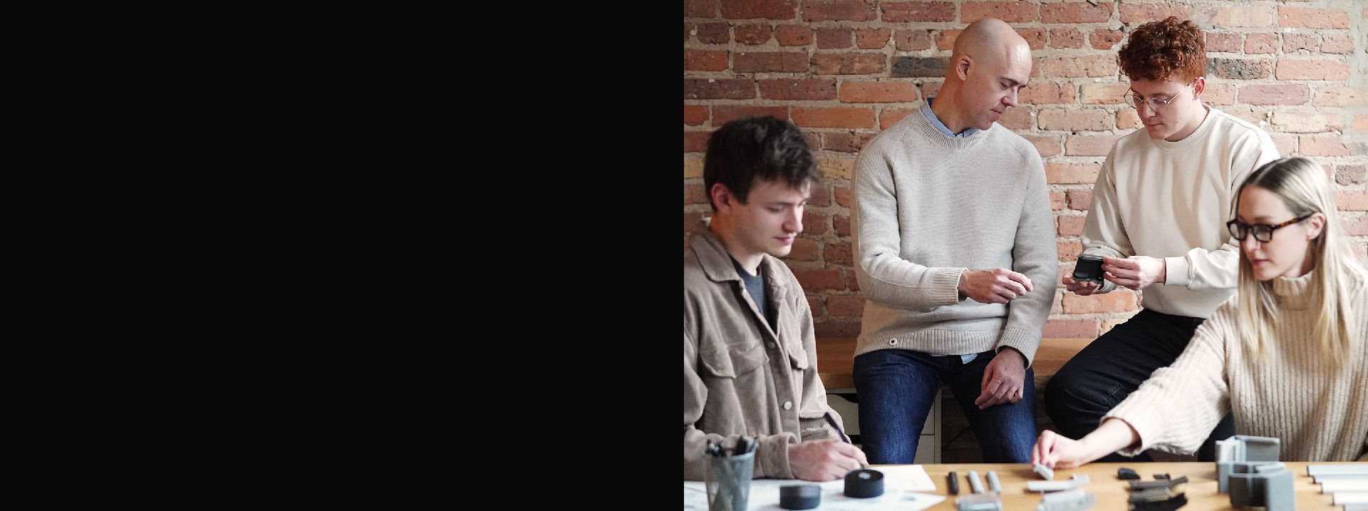 ScreenBar Pro je vyroben americkou designovou společností MINIMAL a díky svému elegantnímu kovovému designu působí klidně a decentně a byl oceněn cenou Good Design Award 2023 (G-Mark) a LIT Lighting Design Awards.