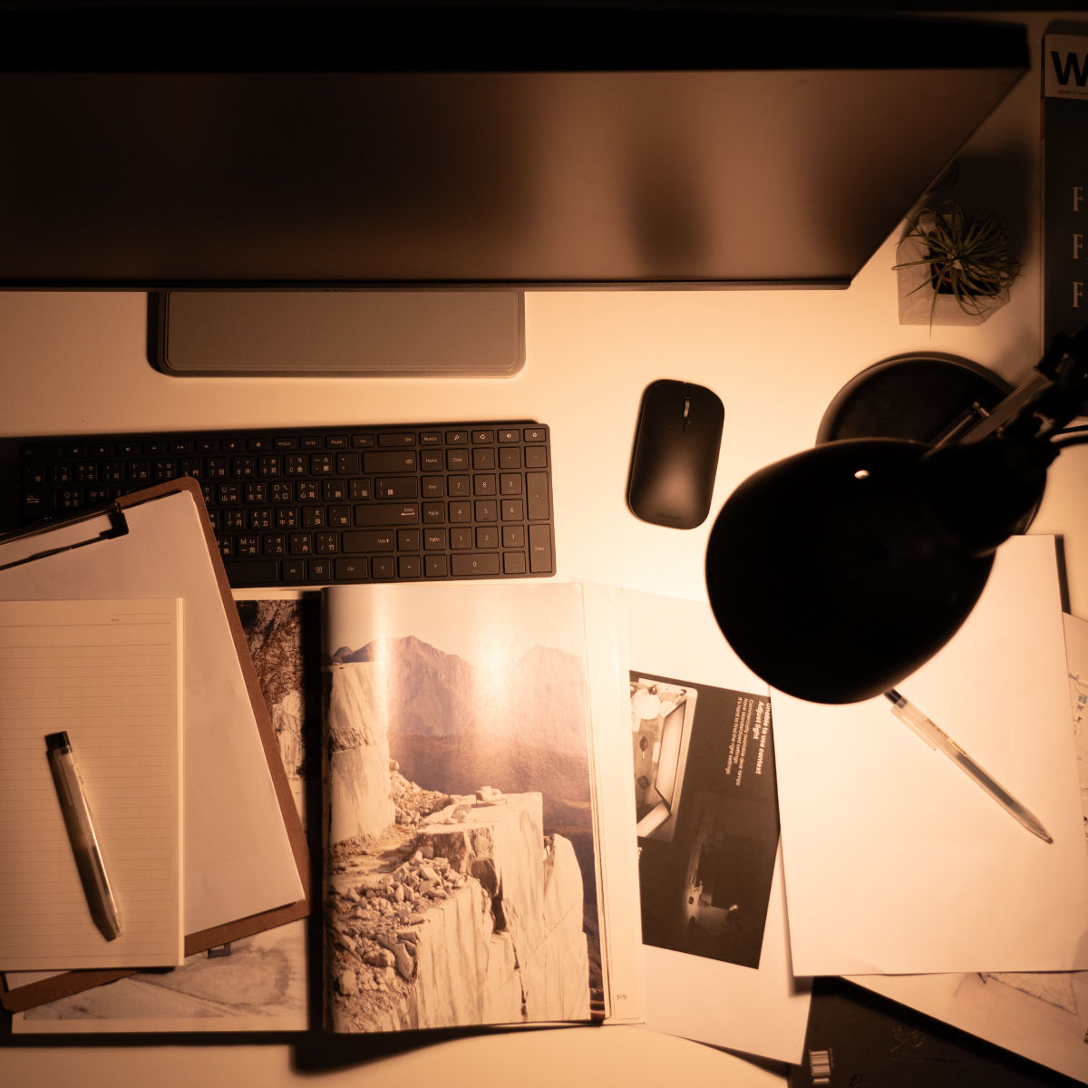 BenQ ScreenBar 18-degree anti-glare optical design keeps the desktop bright while ensuring light never shines directly into the eyes.