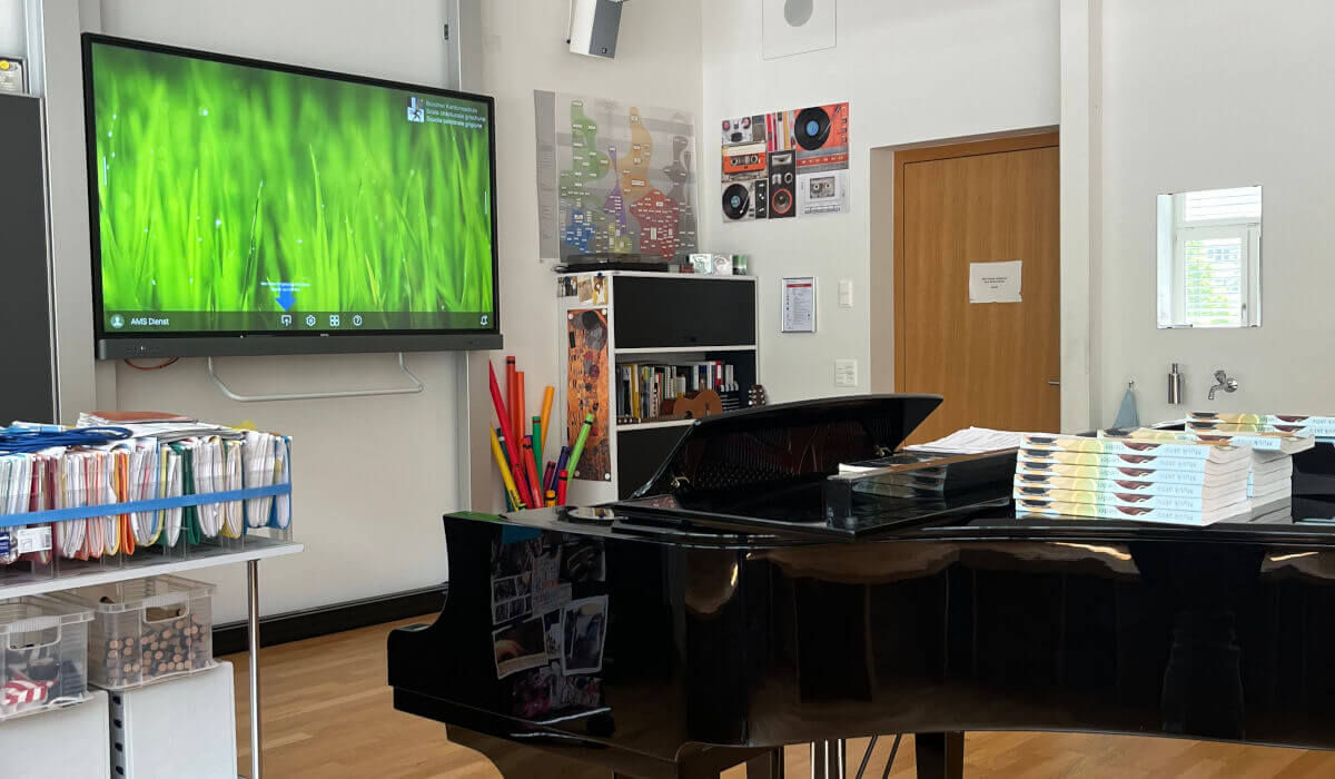 digitale tafel im raum mit klavier der kantonsschule