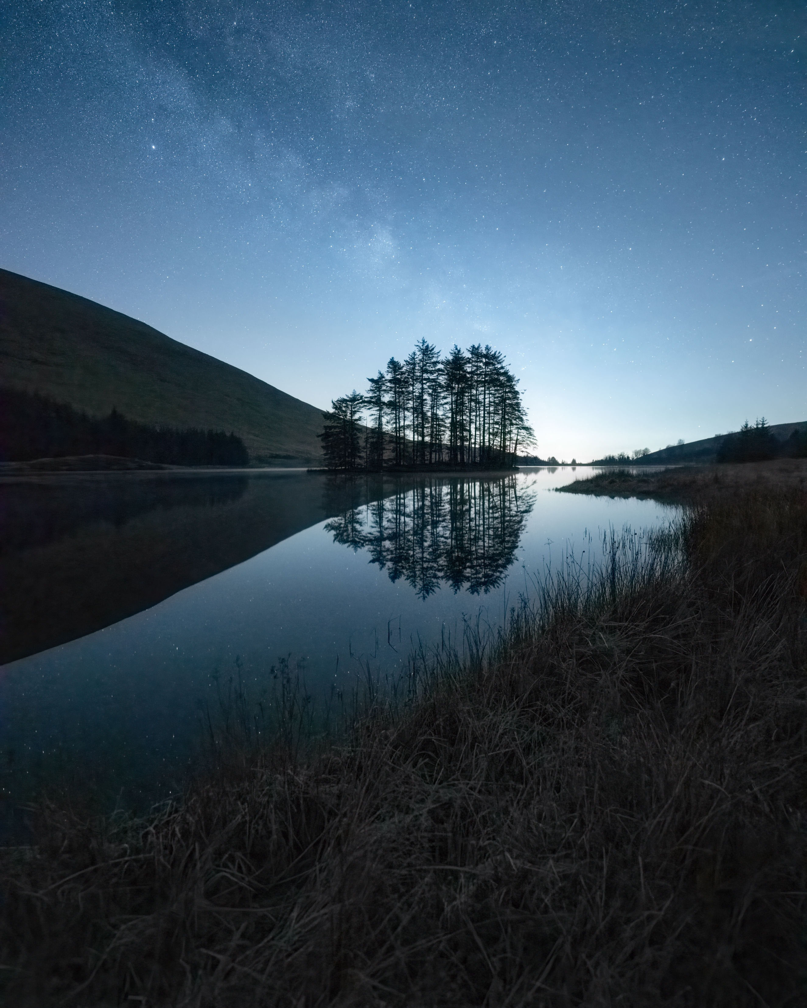 Edward Allistone, an experienced landscape photographer, shares his experience and his review of BenQ ScreenBar Halo monitor light bar.