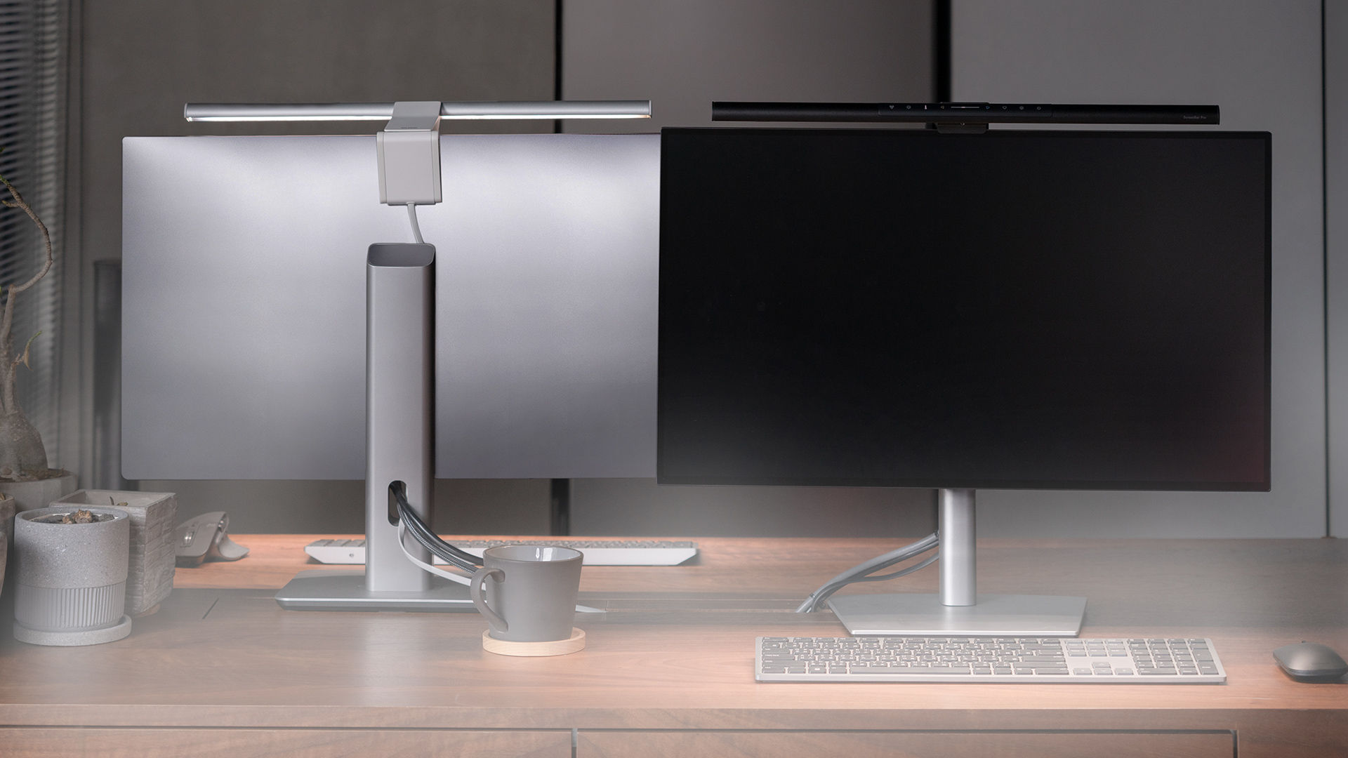 Monitorlampe am Bildschirm spart Platz 