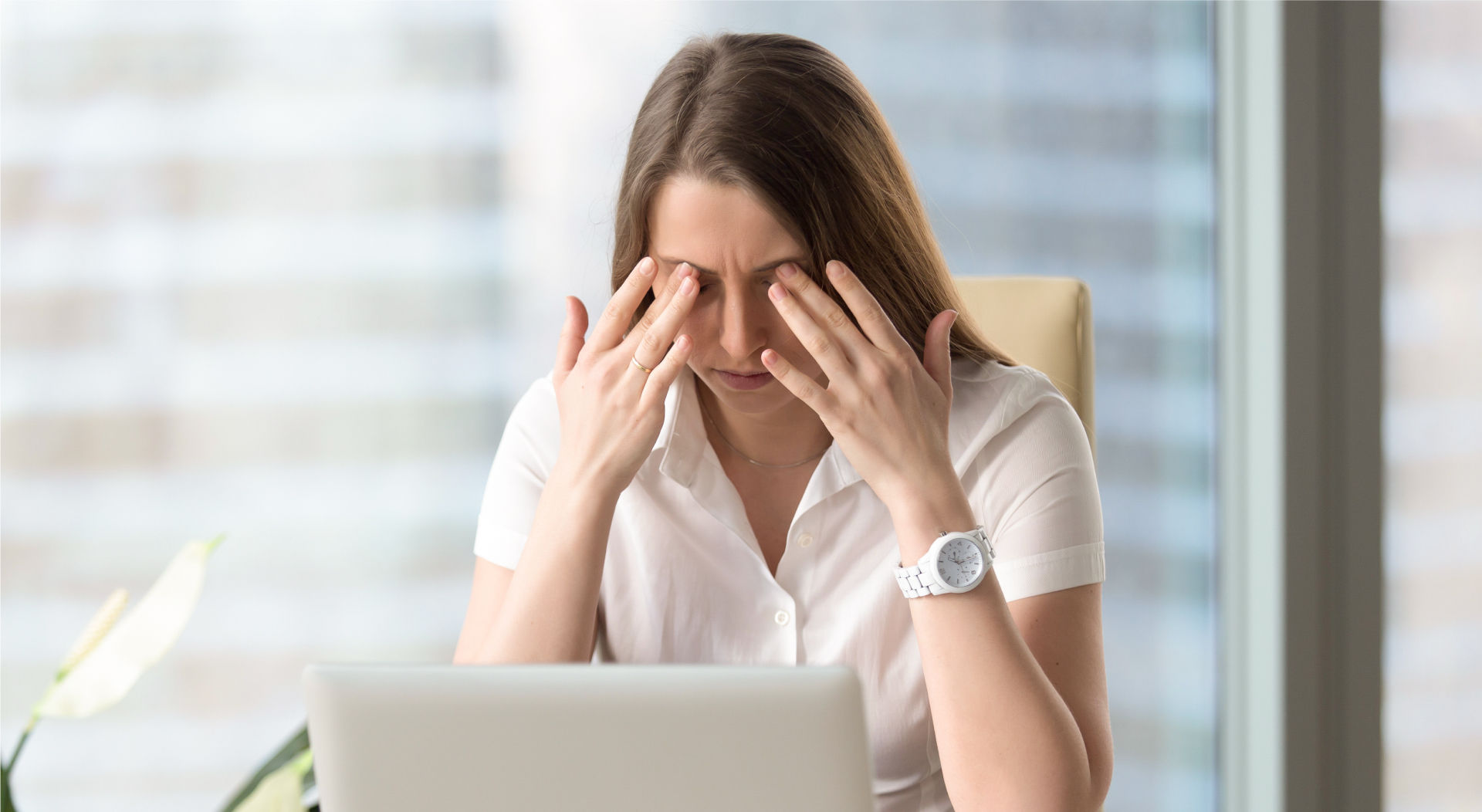 Kompiuterinio regos sutrikimo sindromo simptomai, tokie kaip galvos skausmas, akių ašarojimas, paraudimas ir neryškus matymas, dažnai siejami su akių įtampa.
