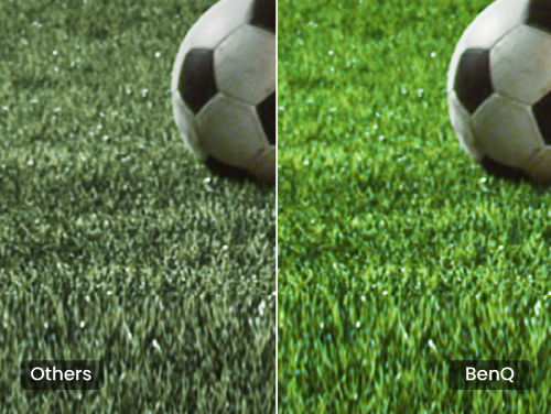 Porównanie trybu Sport BenQ na projektorze domowym, pokazujące wyraźniejszą fakturę murawy i żywe kolory podczas meczu światowej piłki nożnej.