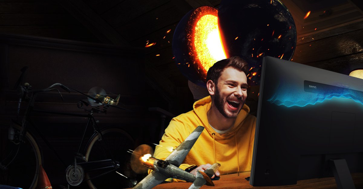 En gamer spelar shooting-spel på en spelbildskärm och njuter av fantastiska ljudeffekter
