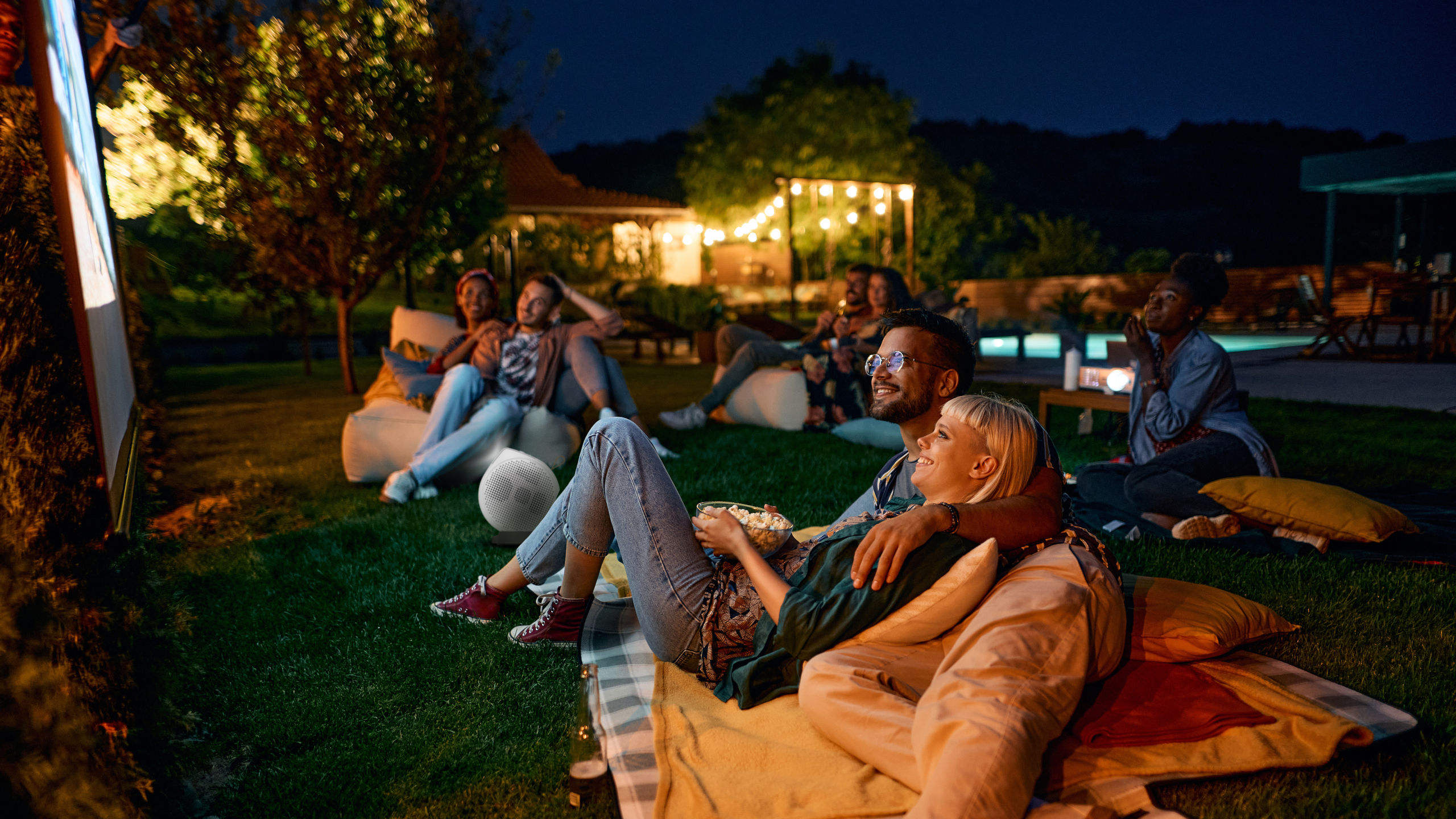 Filmnacht mit Freunden mit Outdoor Beamer im Garten