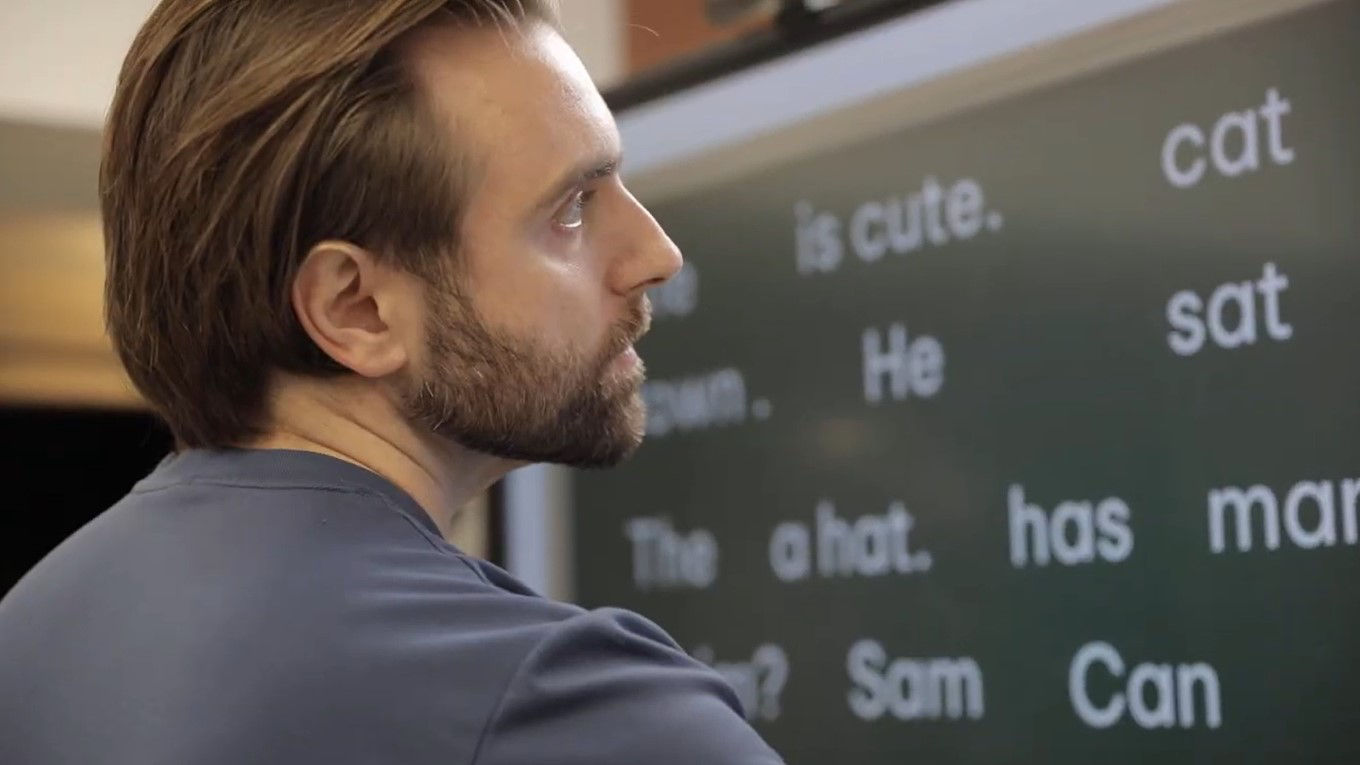 BigByte Education 外師 Brian 透過 BenQ 大屏 EZWrite 6 設計互動式教材