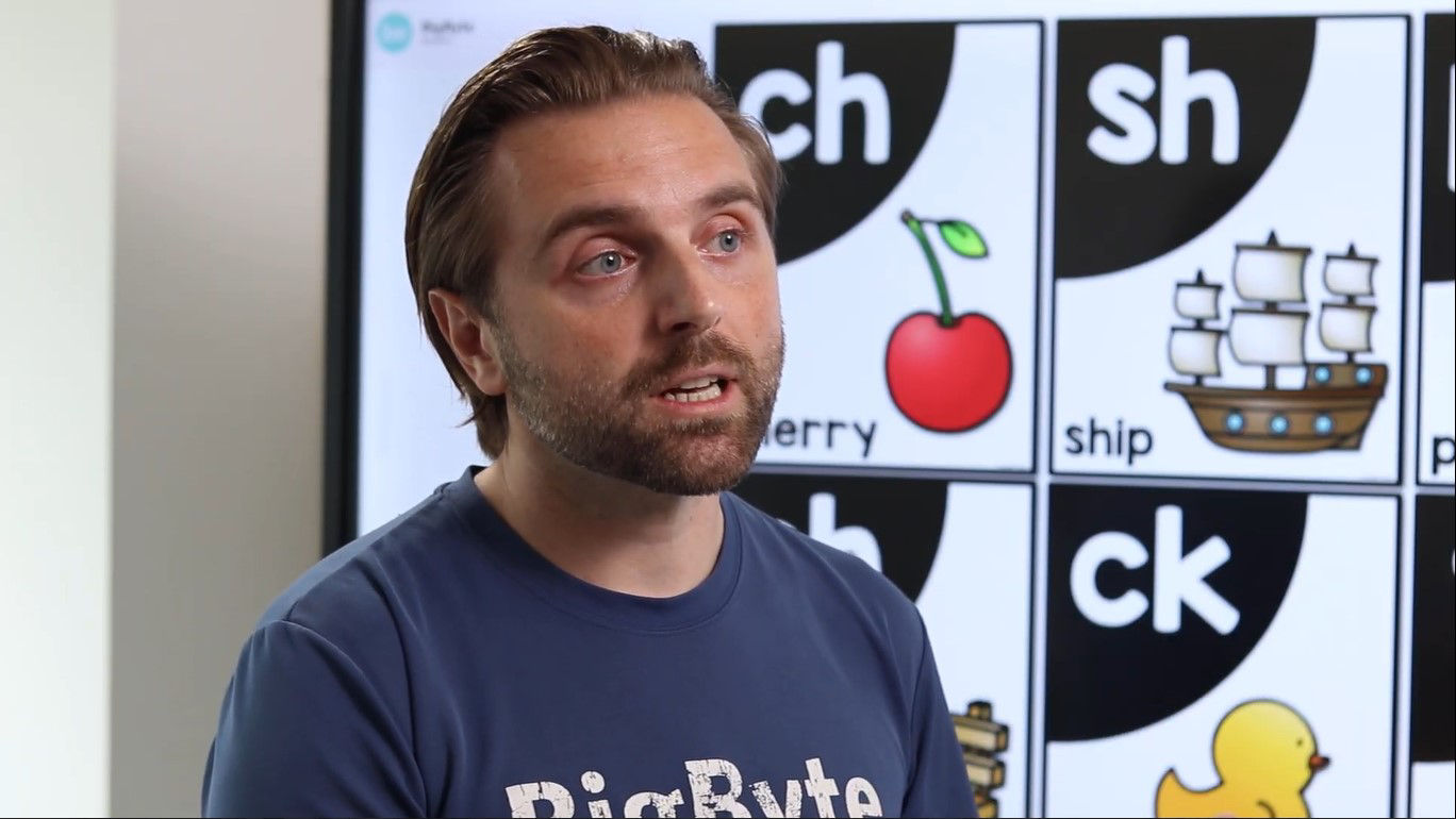 當美國老師，遇上不會 A 到 Z 的小學生，要如何透過大屏，在短短六周內達成計畫成效