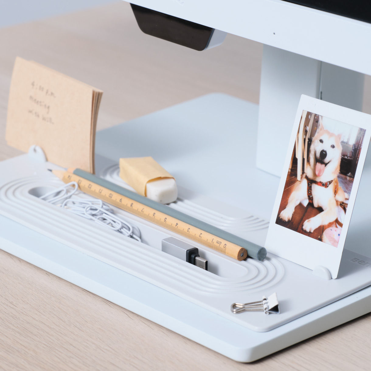 BenQ GW3290QT optional accessory base cover GC01 organizes stationery and clears your desk surface for higher productivity.