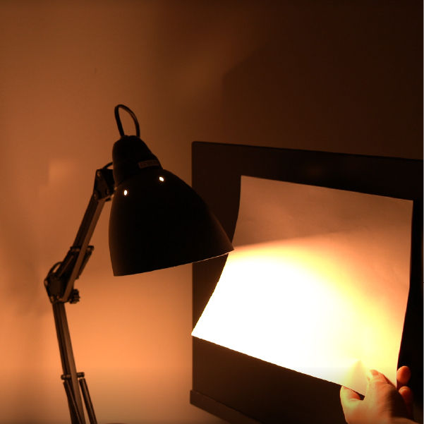 BenQ ScreenBar lampe de bureau LED pour écran PC, Alimentée par USB, Gain d'espace,  Eclairage intelligent, Protection des yeux : : Informatique