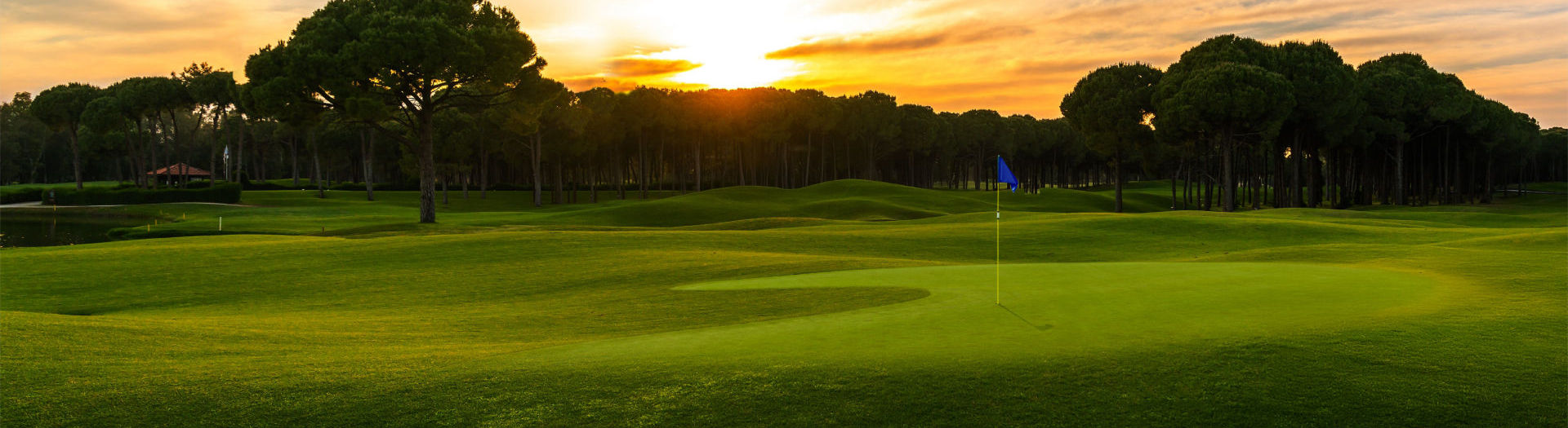 BenQ AK700ST laser short throw golf simulation projector reproducing golf course colors