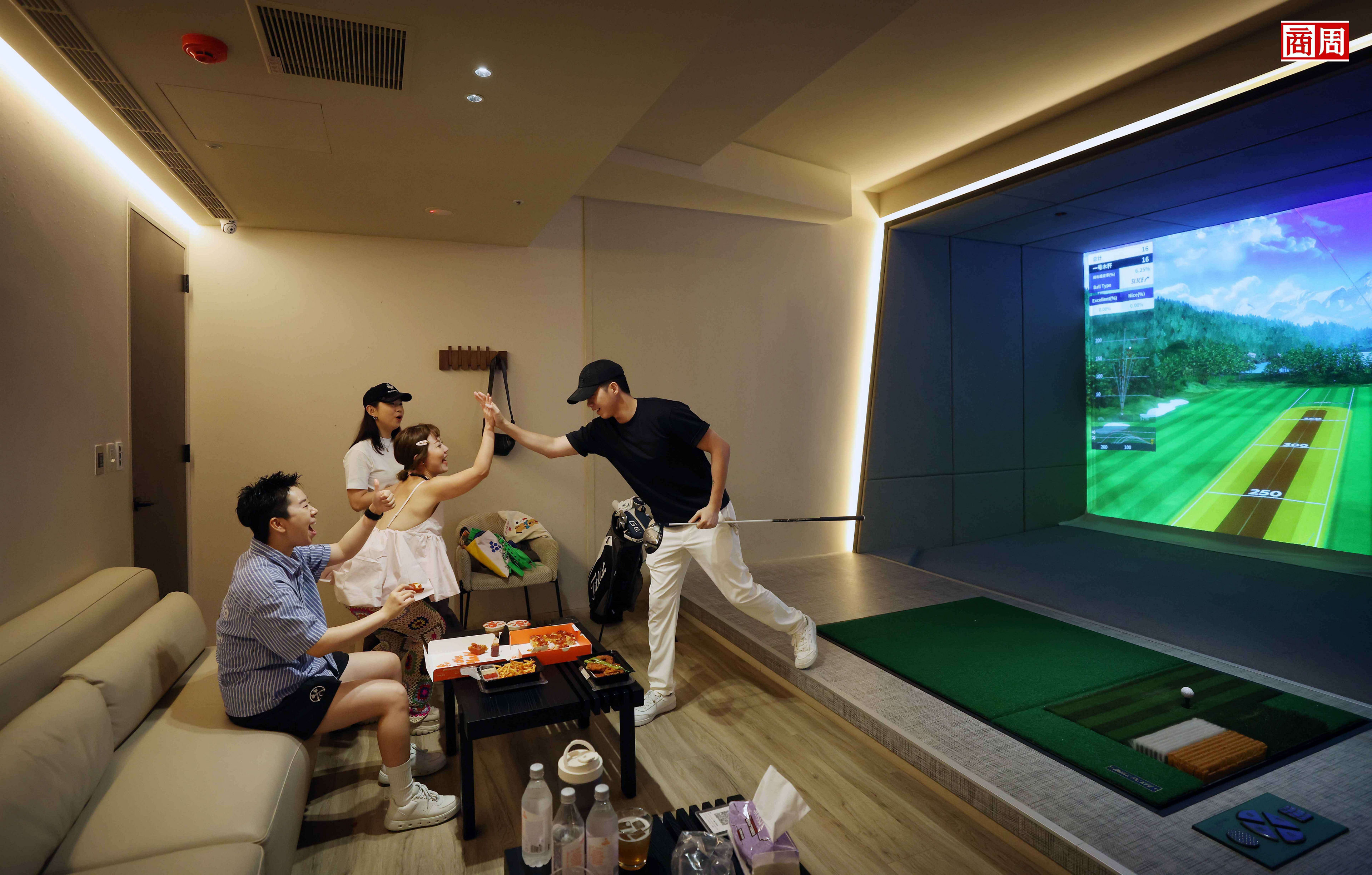 新形態室內高爾夫球練習場，空間設計宛如 KTV 包廂，讓揮桿變成朋友聚會、談生意的新選擇。圖為 Tee Time 室內高爾夫俱樂部。(攝影者．楊文財) Copyright © 商周