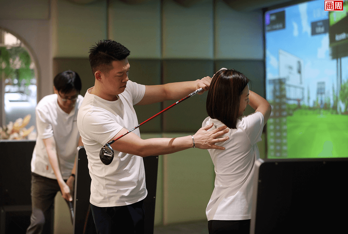 雄獅旅遊讓員工組「幼獅隊」，走進STEP GOLF室內高爾夫球場，由前選手教練帶訓，從實戰理解高球客需求。(攝影者：楊文財)