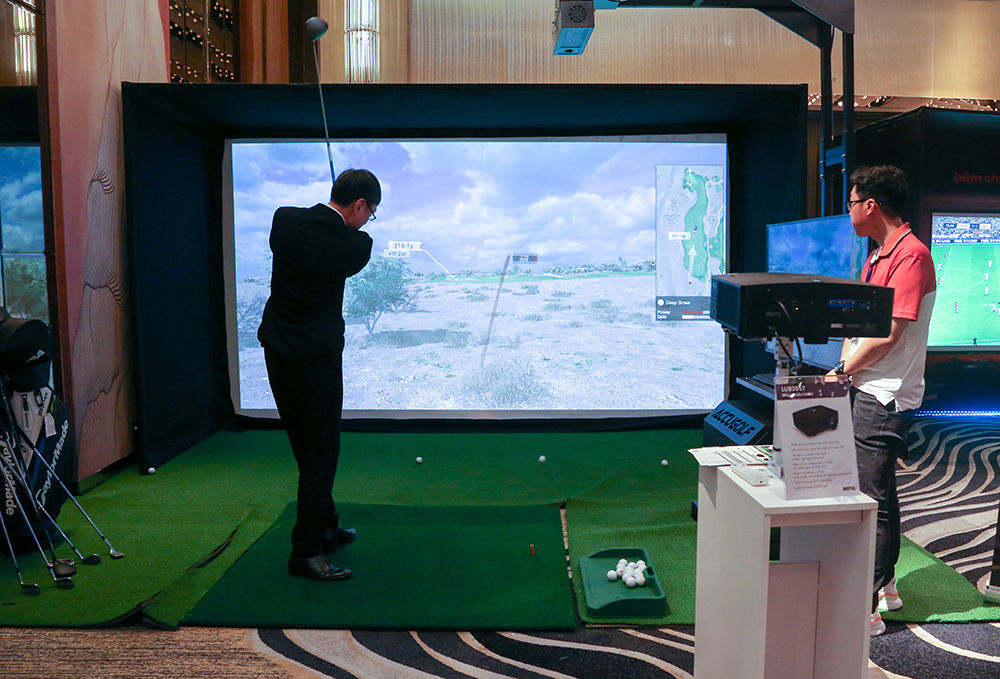 Máy chiếu Laser mô phỏng chơi Golf