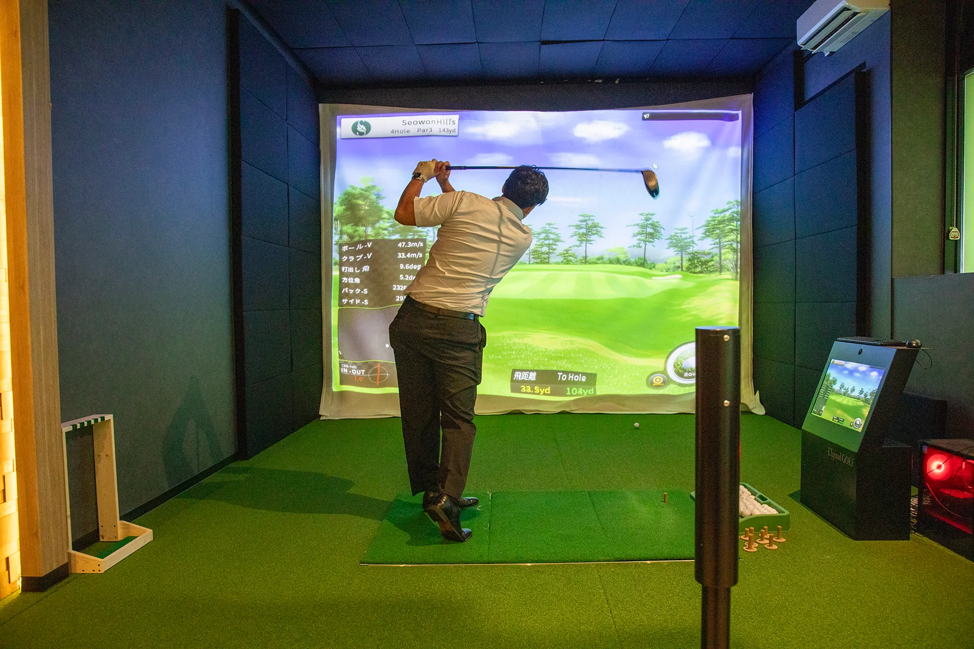 全国に店舗拡大中のインドアゴルフ施設「LAHAGOLF24」がBenQゴルフ