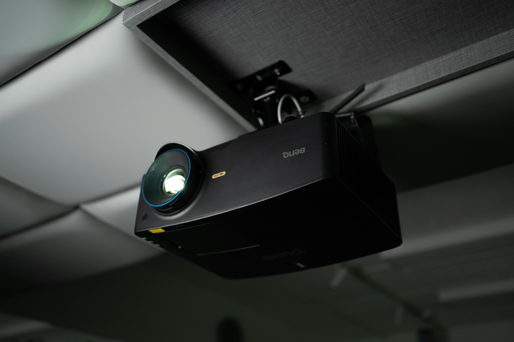 BenQ LK936ST 4K 短焦雷射投影機吊掛於天花板，以精準光源投射出近 200 吋的沉浸式球場畫面，是 The Lab 教學體驗的核心所在。