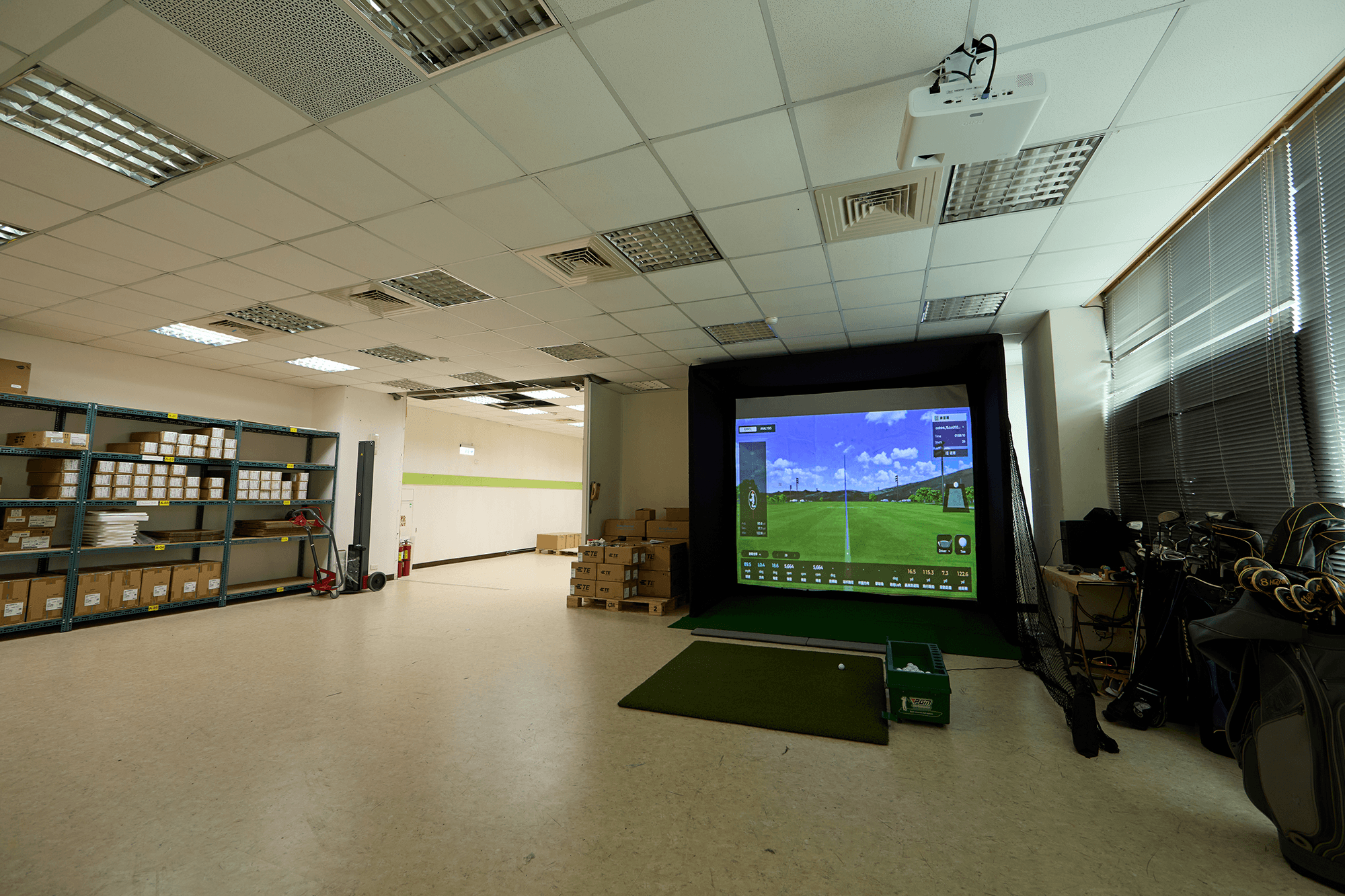 BenQ 高爾夫投影機搭配 Square Golf 模擬器，以高對比的清晰畫面即時呈現精準數據，一個角落就能打造出高效、科學化的室內高爾夫練習空間。