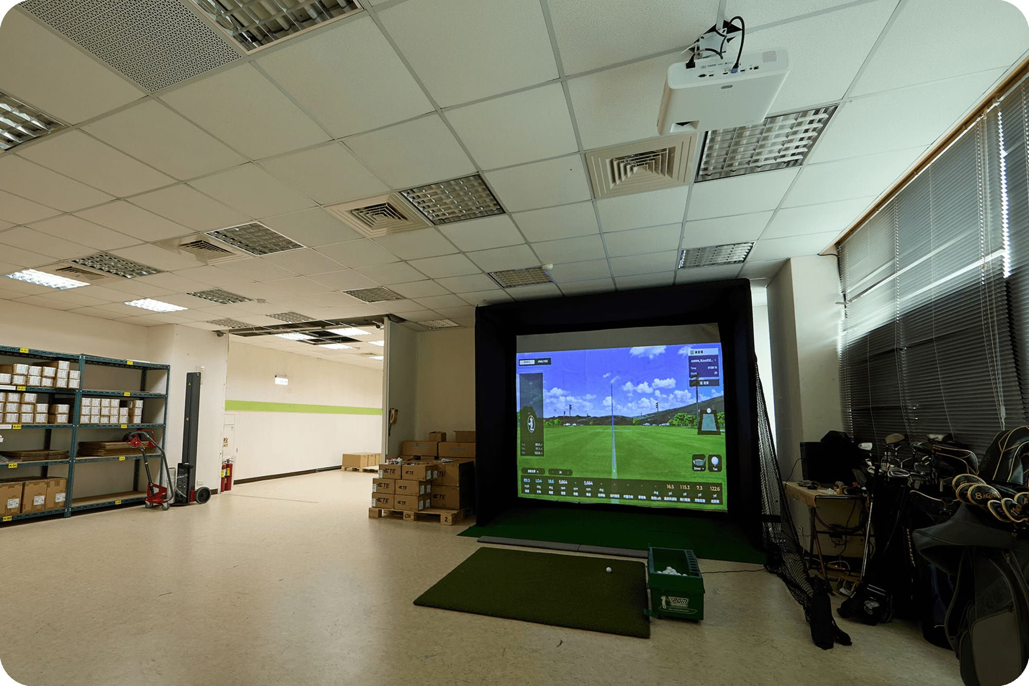 BenQ 高爾夫投影機搭配 Square Golf 模擬器，以高對比的清晰畫面即時呈現精準數據，一個角落就能打造出高效、科學化的室內高爾夫練習空間。
