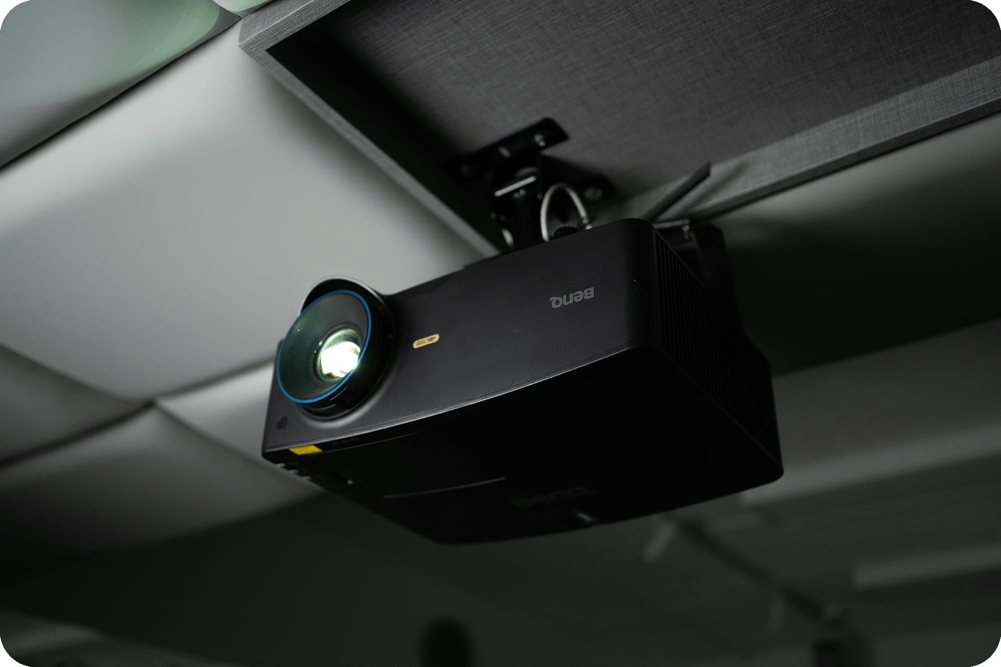 BenQ LK936ST 4K 短焦雷射投影機吊掛於天花板，以精準光源投射出近 200 吋的沉浸式球場畫面，是 The Lab 教學體驗的核心所在。