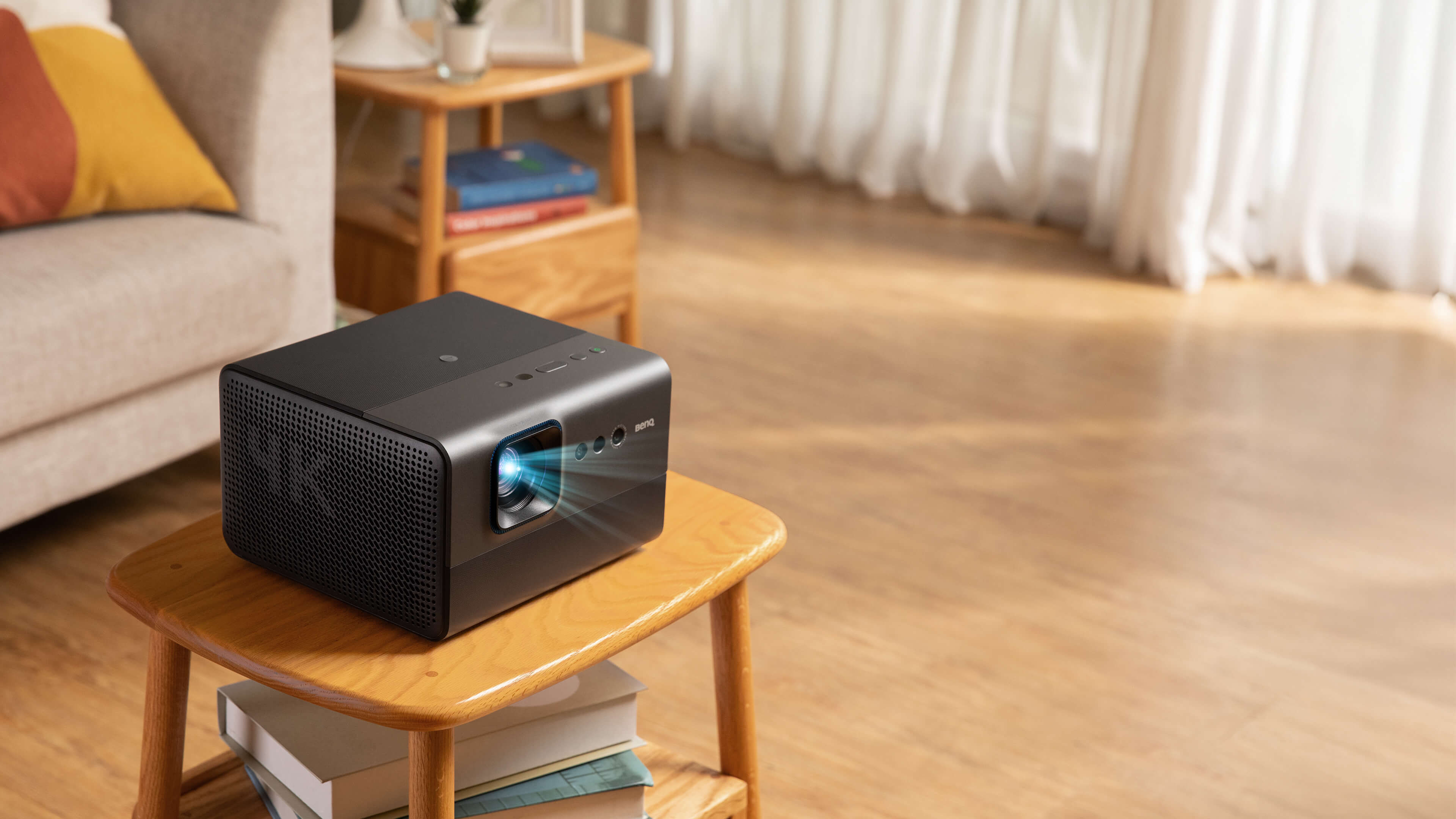 調節環境光色感，4K 高畫質影院，家中角落隨處呈現