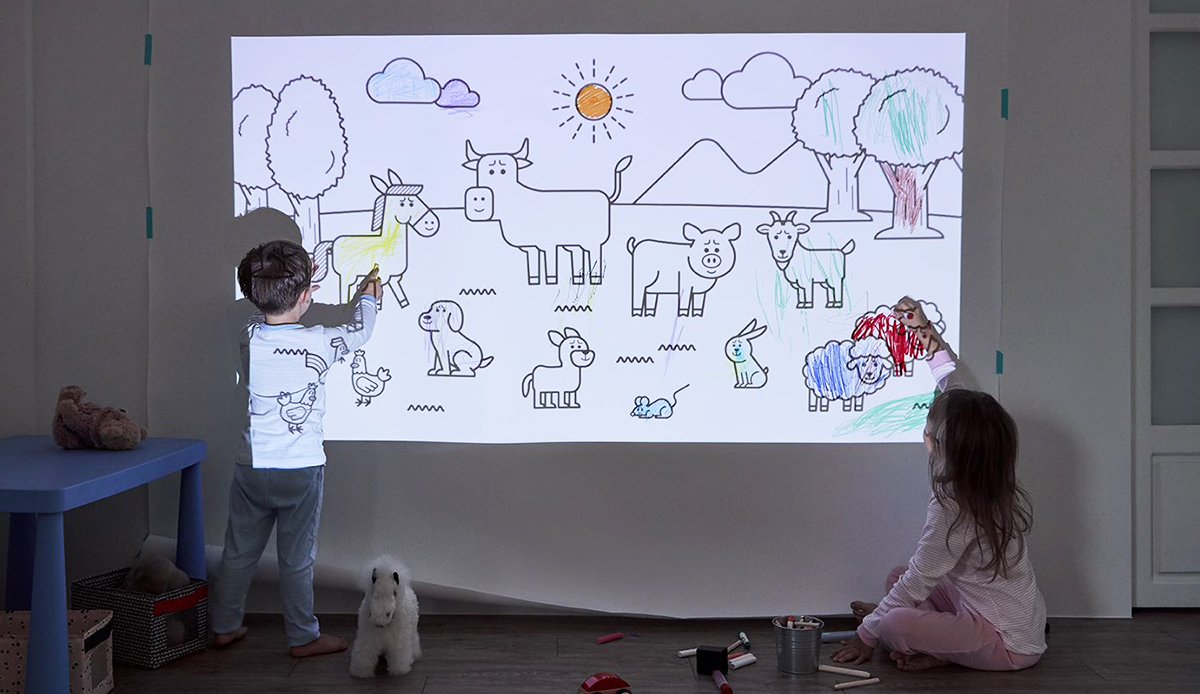 BenQ portable projectors GV11 and GV30 create a clear and spacious format which enable kids to draw on a big wall.