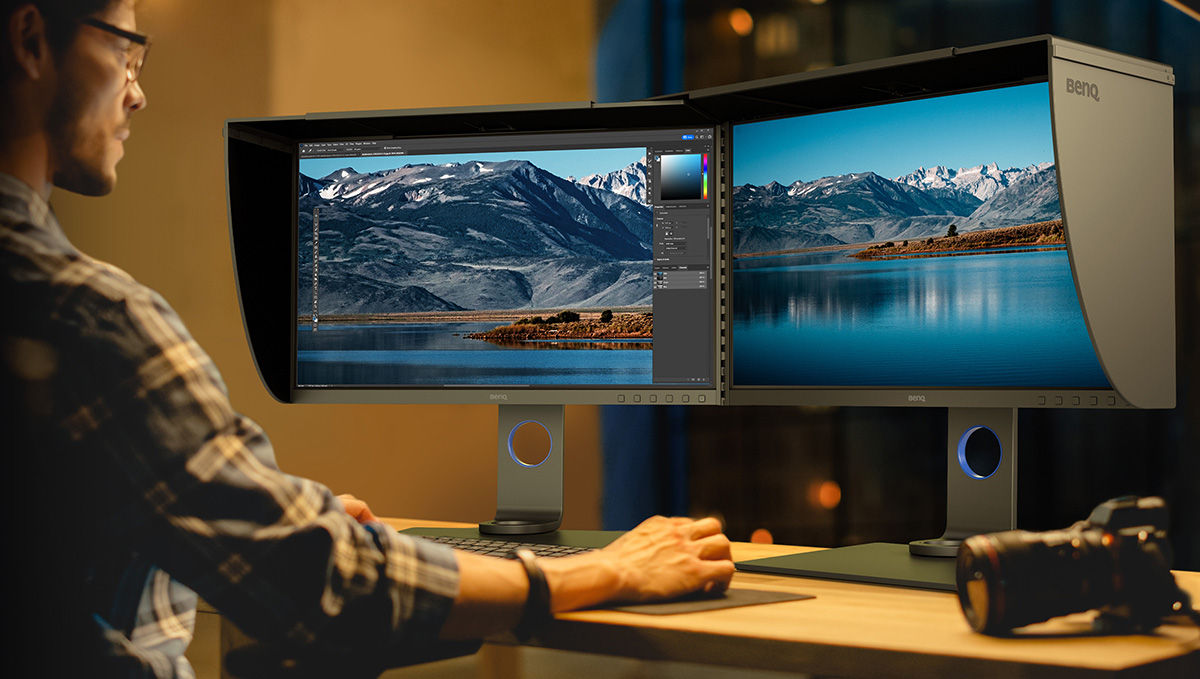 Již není třeba volit mezi více monitory bez stínítek a jednou obrazovkou se stínítkem. Získejte to nejlepší z obou světů díky propojce stínítek BenQ HB27. Propojka nabízí jednoduché řešení pro propojení dvou nebo více monitorů. Fotografové mohou retušovat a upravovat svá díla s využitím více monitorů s nasazenými stínítky, jež umožňují ještě větší využití potenciálu profesionálně zkalibrovaných obrazovek BenQ, které eliminují odlesky a odrazy a vyznačují se přesnými barvami.