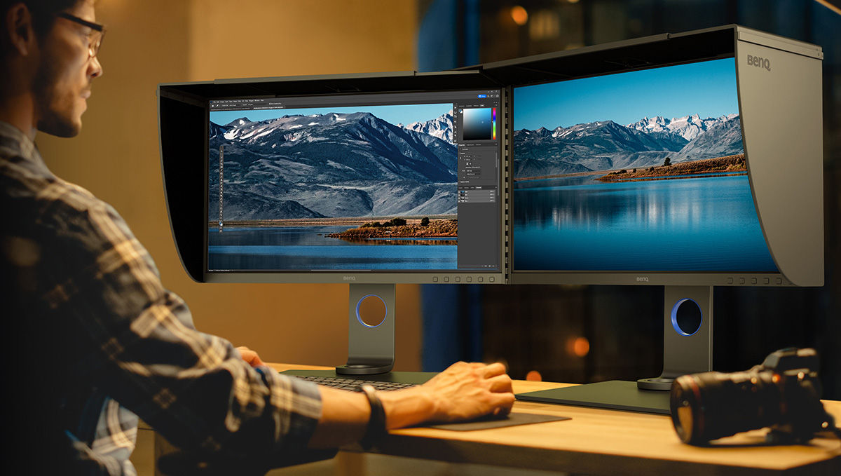 Již není třeba volit mezi více monitory bez stínítek a jednou obrazovkou se stínítkem. Získejte to nejlepší z obou světů díky propojce stínítek BenQ HB27. Propojka nabízí jednoduché řešení pro propojení dvou nebo více monitorů. Fotografové mohou retušovat a upravovat svá díla s využitím více monitorů s nasazenými stínítky, jež umožňují ještě větší využití potenciálu profesionálně zkalibrovaných obrazovek BenQ, které eliminují odlesky a odrazy a vyznačují se přesnými barvami.