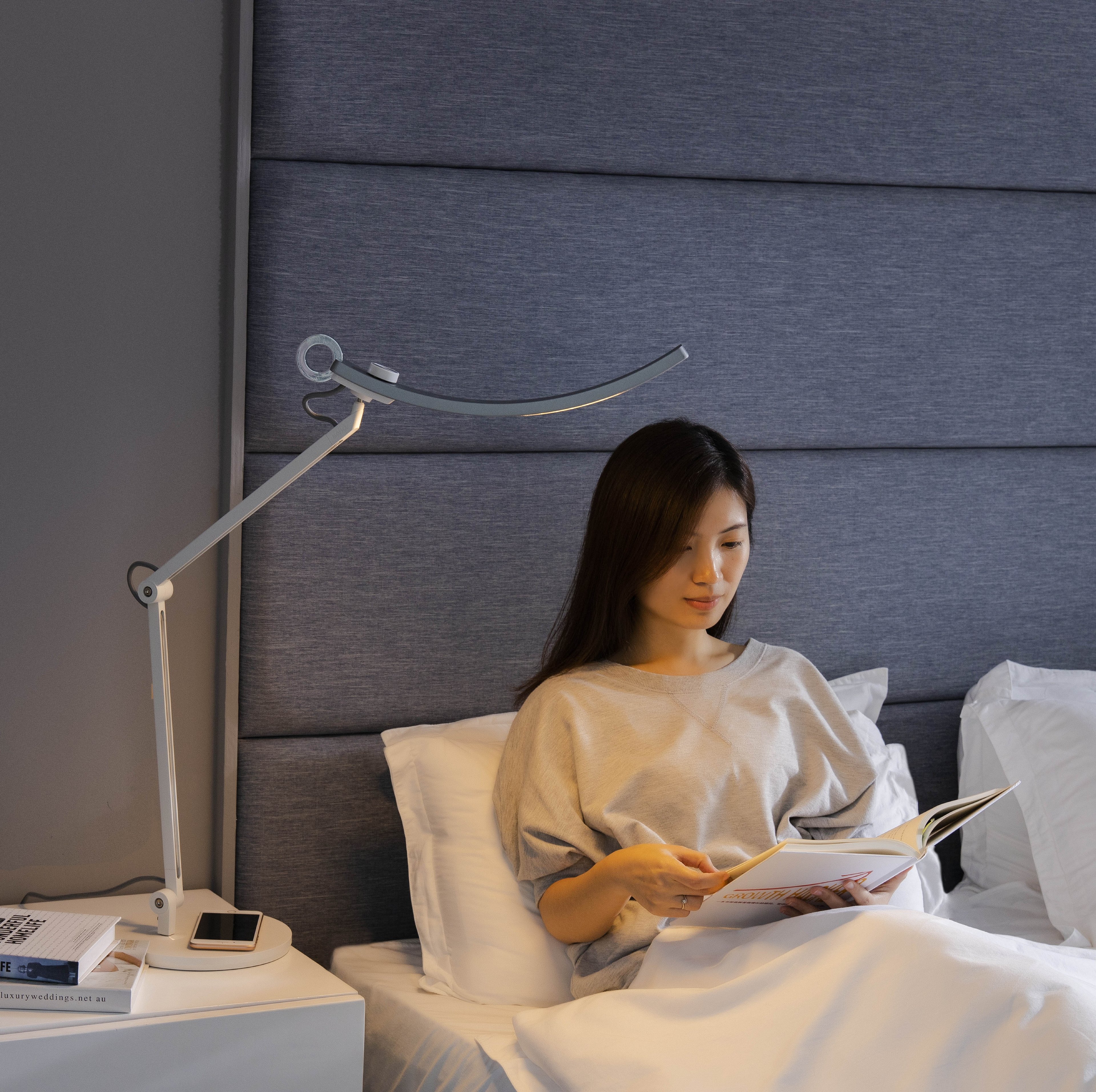 girl reading in bed with benq e-reading desk lamp