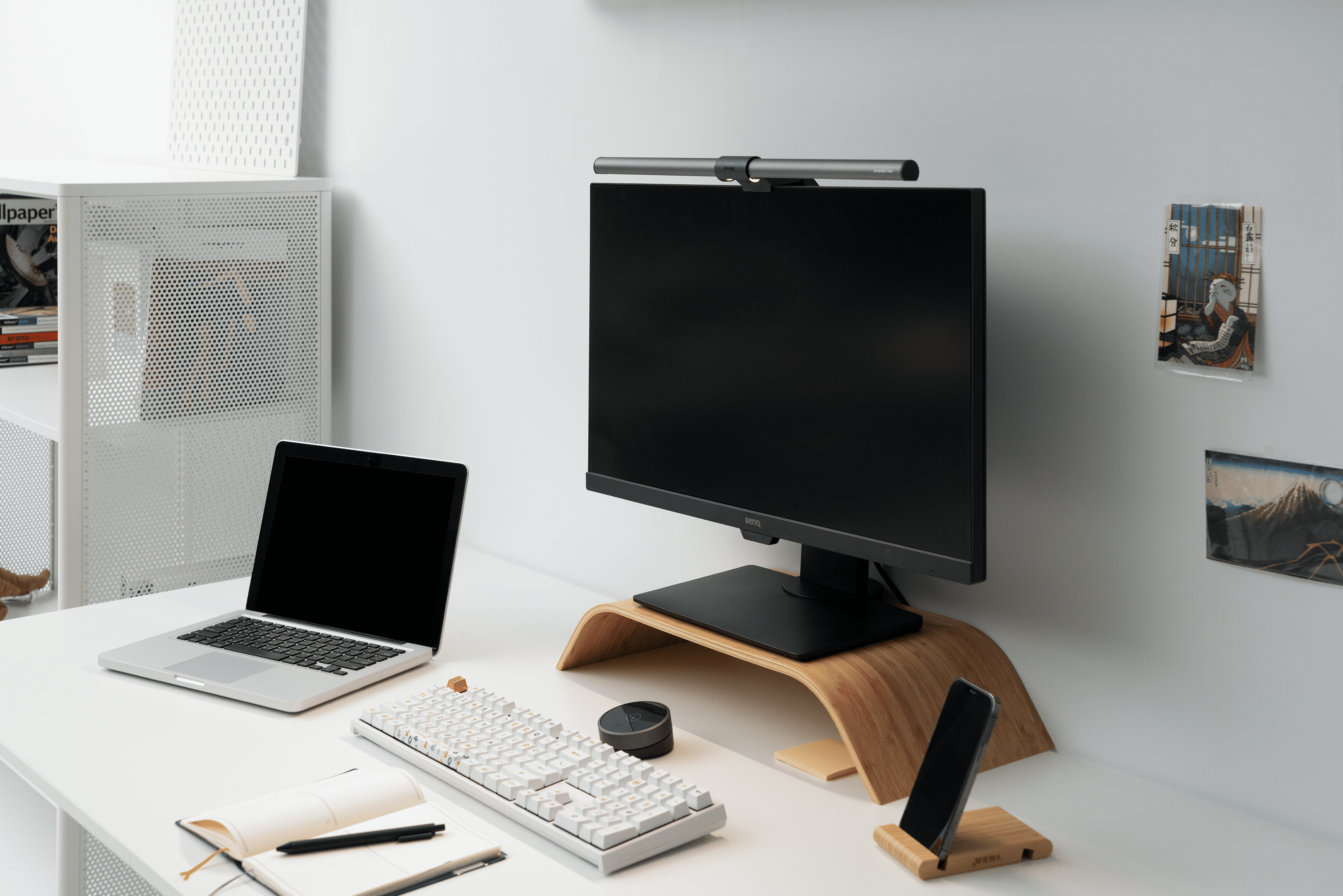 ScreenBars have a built-in sensor, so that with just a simple tap they auto adjust brightness throughout the day to deliver 500 lumens to your desk.