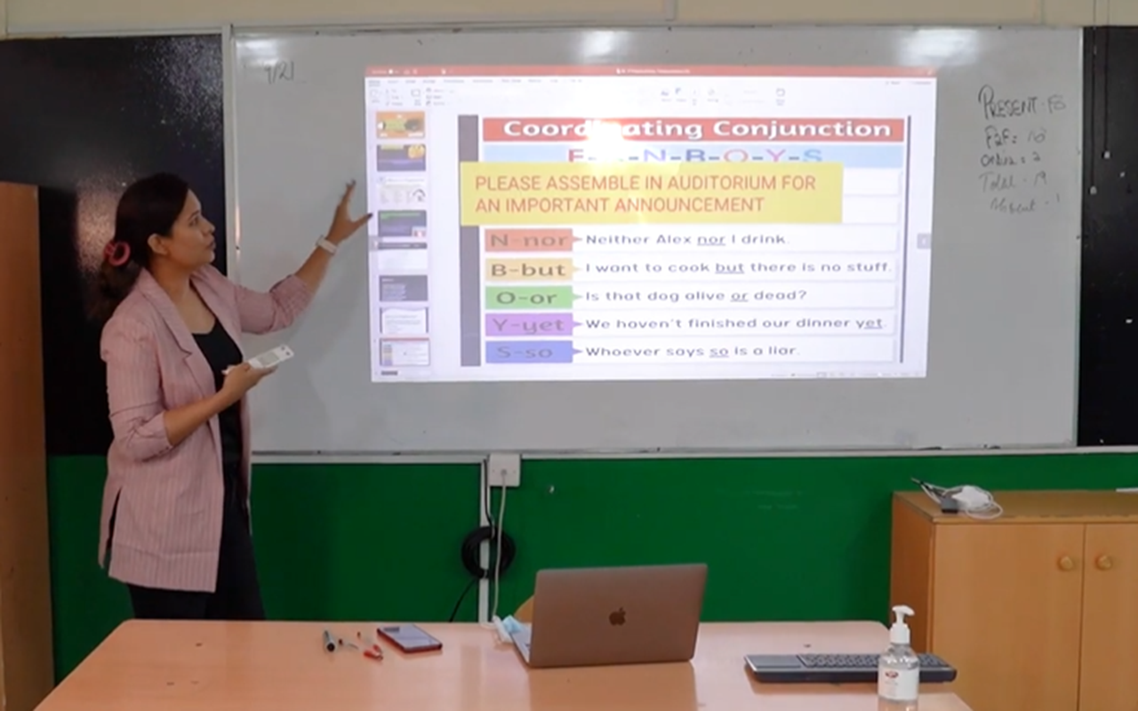 Ibn Seena English High School use EH600 Smart Projector in the classroom