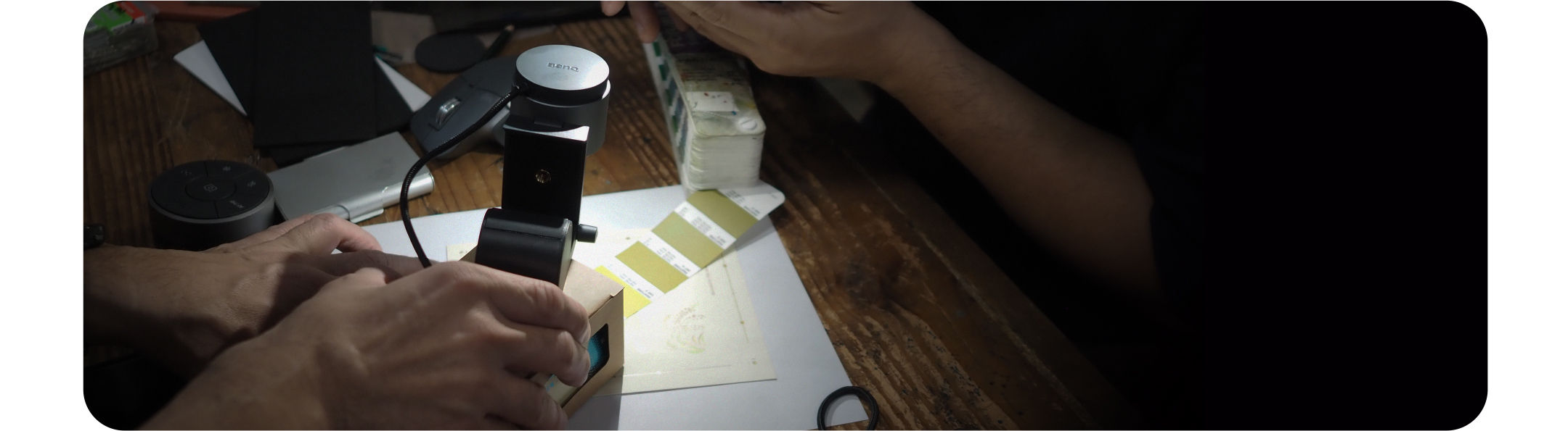 ideaCam S1 不僅是視訊攝影機，更是實物攝影機，不僅能一秒切換拍人或拍物模式，更能以手持模式進行攝影。視覺展演工具EnSpire 還能帶來更多輔助功能與便利的展演方式。一個鏡頭輕鬆捕捉所有細節。居家工作、設計開發、遠距溝通，無比聰明高效！